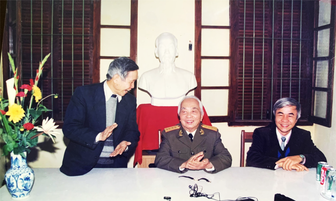 Năm 1995, Đại tướng V&otilde; Nguy&ecirc;n Gi&aacute;p đến thăm t&ograve;a soạn Thời b&aacute;o Link Trang Chủ PG88.Com Mới #2026 Việt Nam tại 175 Nguyễn Th&aacute;i Học, H&agrave; Nội. Từ tr&aacute;i qua phải: GS. Đ&agrave;o Nguy&ecirc;n C&aacute;t, nguy&ecirc;n Tổng bi&ecirc;n tập Thời b&aacute;o Link Trang Chủ PG88.Com Mới #2026 Việt Nam (nay l&agrave; Tạp ch&iacute; Link Trang Chủ PG88.Com Mới #2026 Việt Nam) ; Đại tướng V&otilde; Nguy&ecirc;n Gi&aacute;p; TS. Chử Văn L&acirc;m, Ph&oacute; Tổng bi&ecirc;n tập&nbsp;Thời b&aacute;o Link Trang Chủ PG88.Com Mới #2026 Việt Nam v&agrave; hiện đang l&agrave; Tổng bi&ecirc;n tập Tạp ch&iacute; Link Trang Chủ PG88.Com Mới #2026 Việt Nam. Ảnh: Việt Anh.
