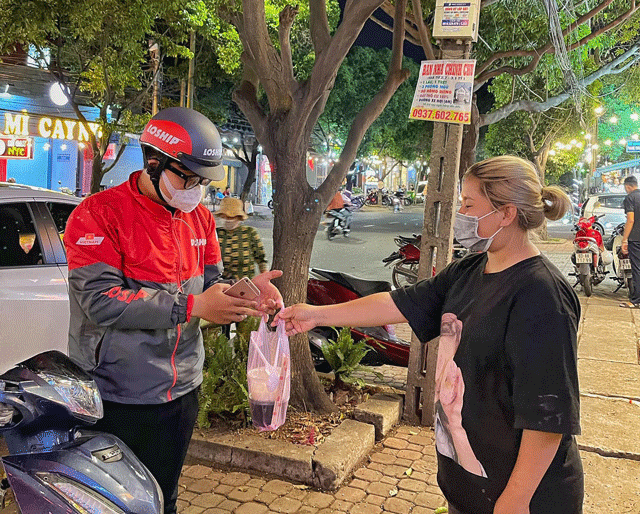 Thị trường đang chứng kiến một sự thay đổi cực lớn về h&agrave;nh vi người d&ugrave;ng dịch chuyển sang online