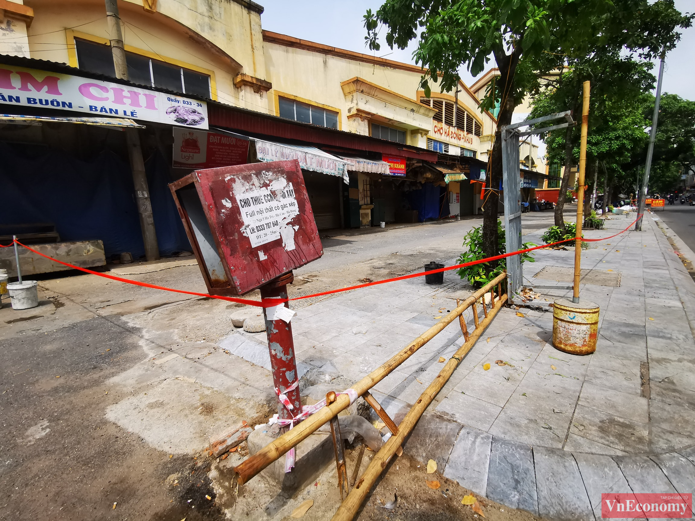 Đại diện UBND quận H&agrave; Đ&ocirc;ng cho hay, khu chợ sẽ bị phong tỏa tạm thời đến ng&agrave;y 26/8 để phục vụ truy vết v&agrave; lấy mẫu x&eacute;t nghiệm c&aacute;c tiểu thương.