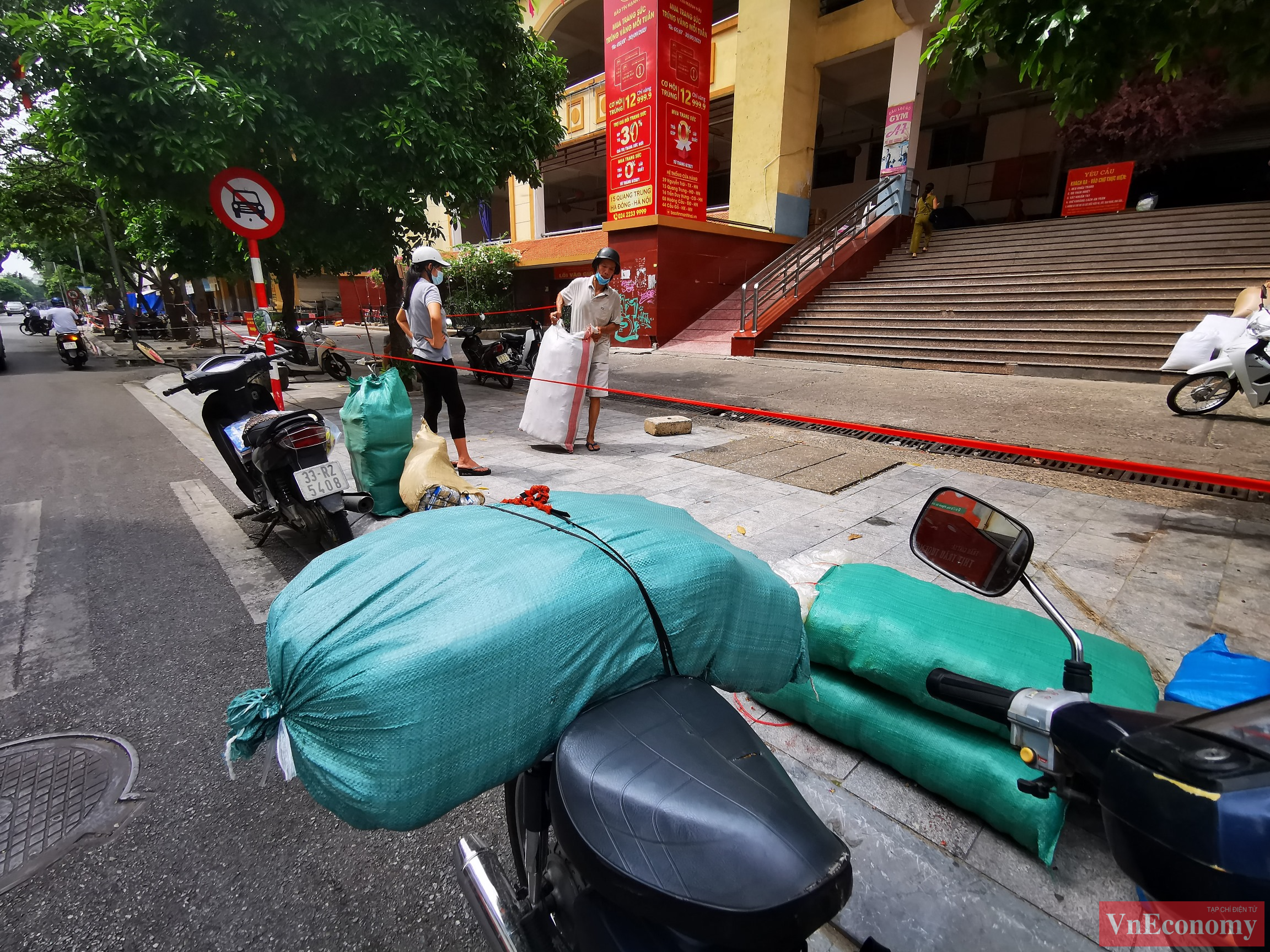 Ngay&nbsp;sau khi ph&aacute;t hiện một trường hợp F0 từng đến chợ, ban quản l&yacute; chợ H&agrave; Đ&ocirc;ng y&ecirc;u cầu c&aacute;c hộ PG88 Uy Tín Số 1 Việt Nam tại khu b&aacute;n thực phẩm thu dọn, che đậy h&agrave;ng h&oacute;a v&agrave; ra khỏi chợ để nh&acirc;n vi&ecirc;n y tế phun khử khuẩn.