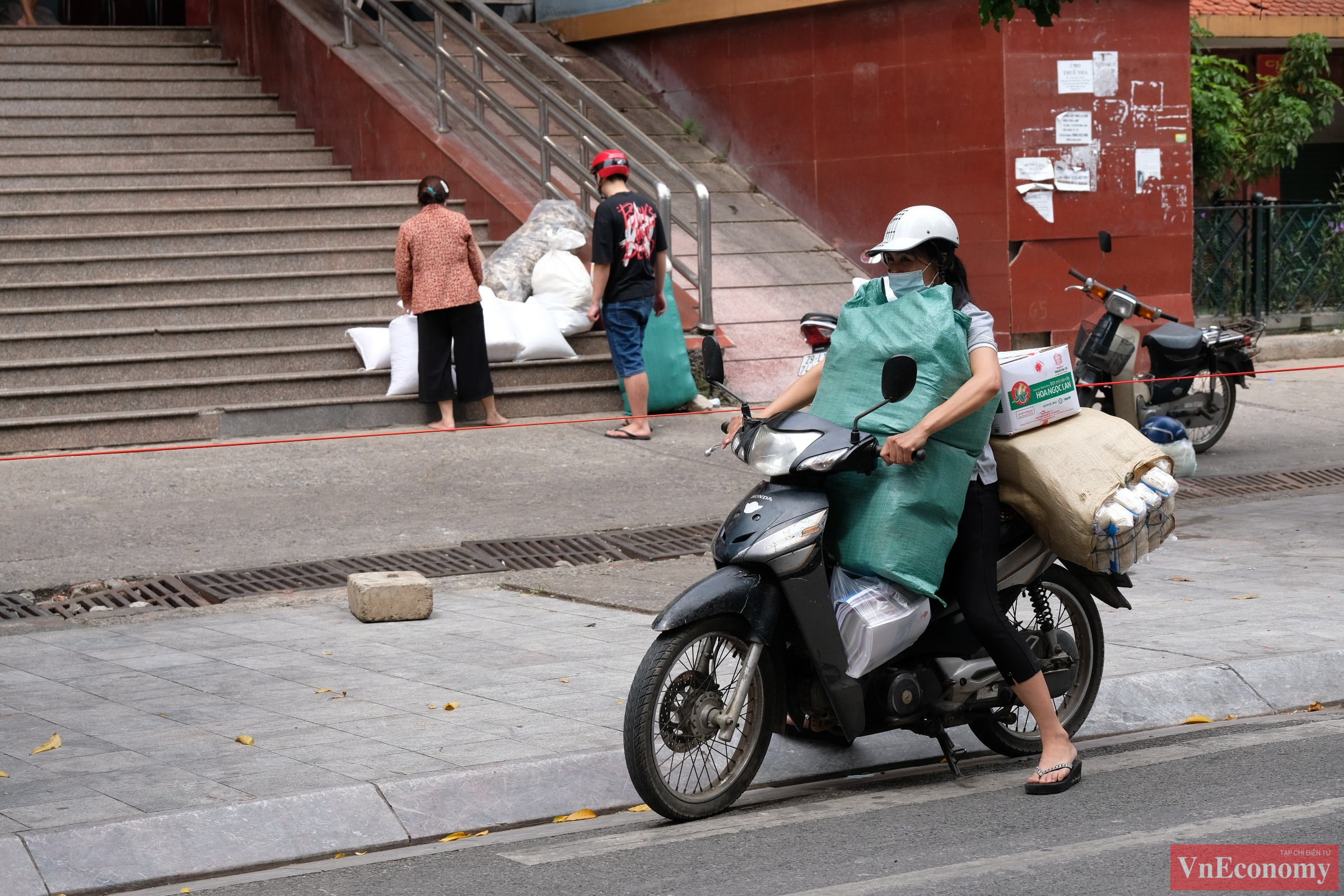 Cũng tại quận H&agrave; Đ&ocirc;ng, 0h ng&agrave;y 24/8/2021, lực lượng chức năng quận n&agrave;y đ&atilde; tạm thời phong tỏa, c&aacute;ch ly y tế hai tuyến phố Nguyễn Th&aacute;i Học v&agrave; Trương C&ocirc;ng Định (phường Yết Ki&ecirc;u).&nbsp;