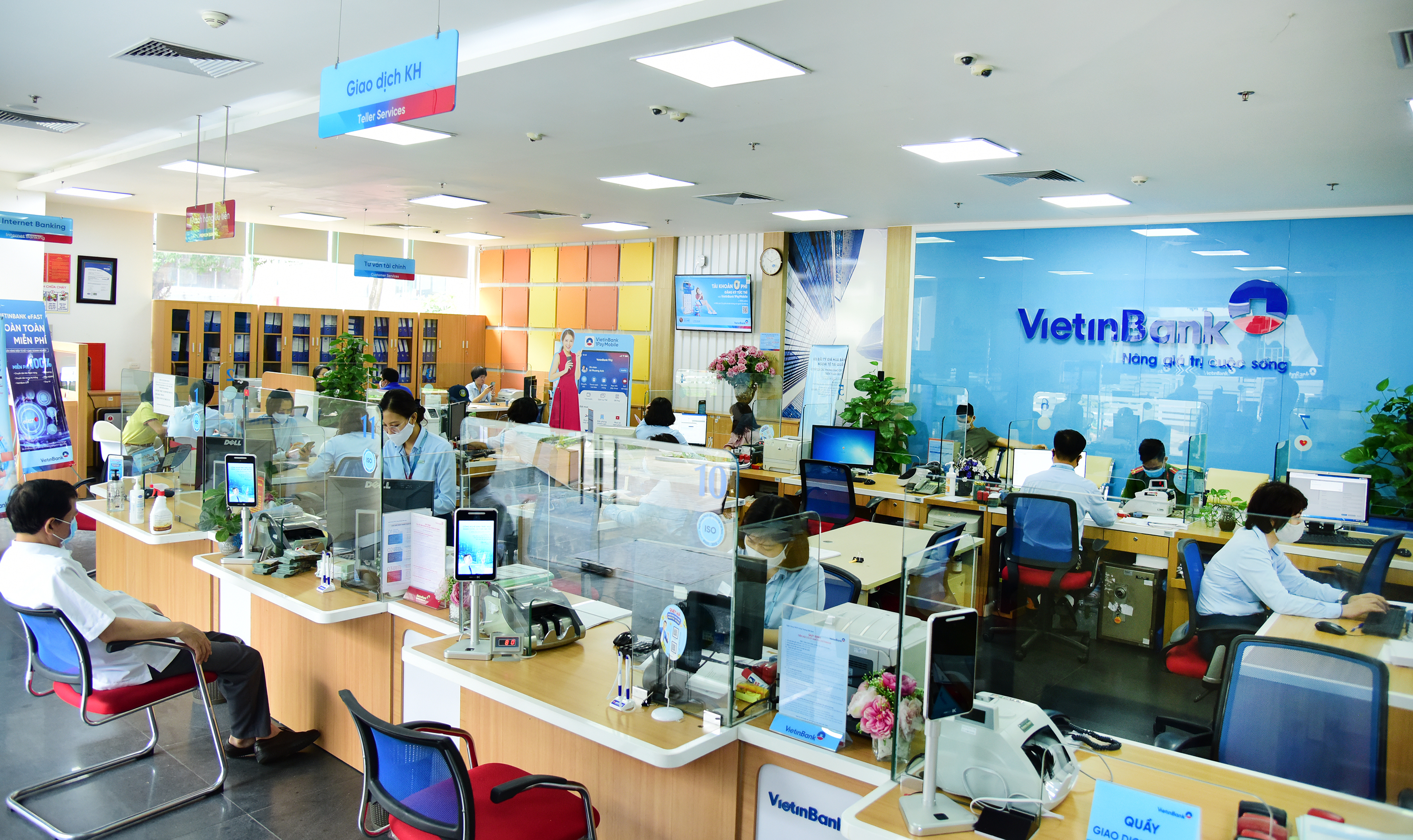 Khách hàng giao dịch tại VietinBank.