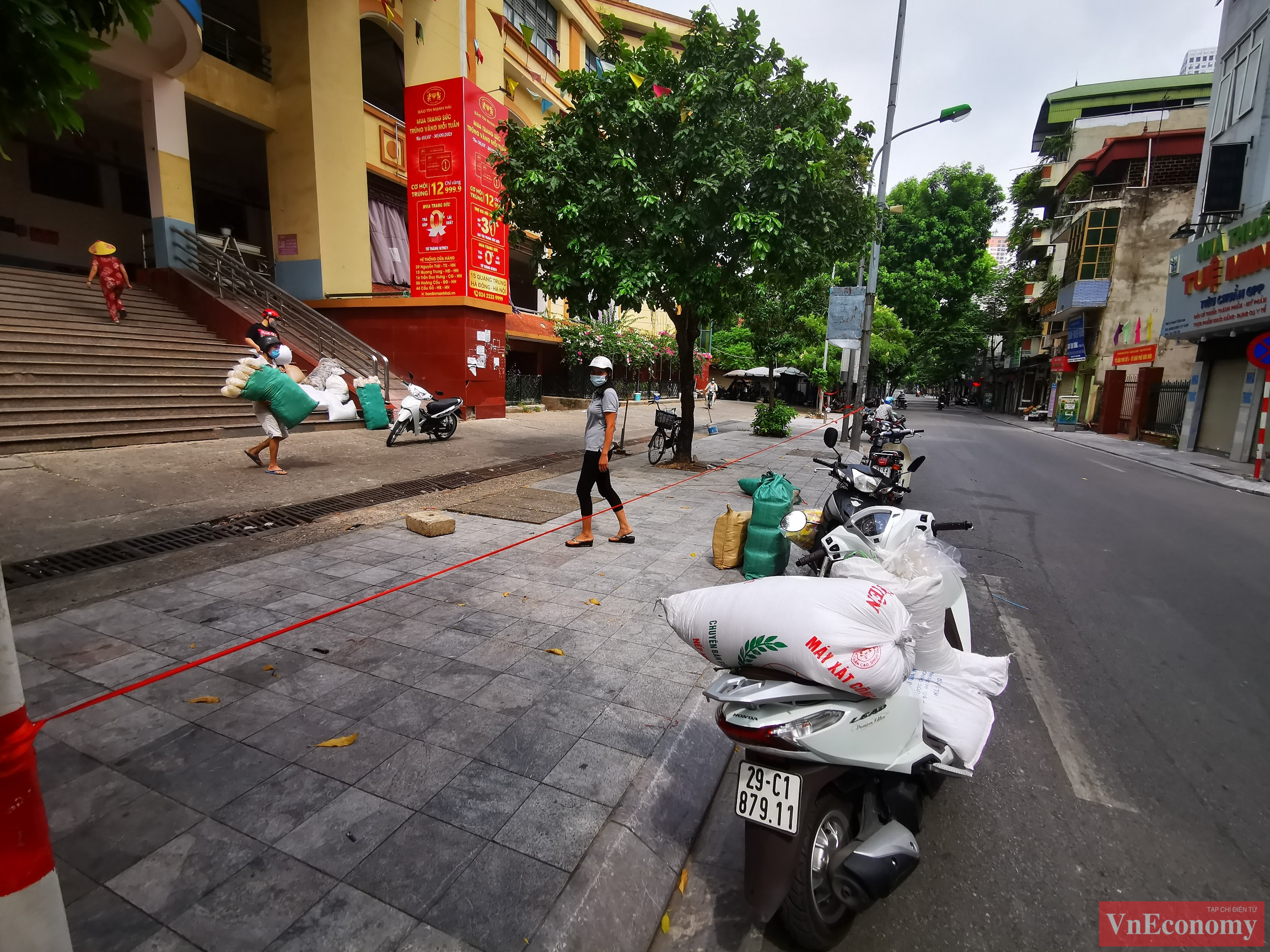 C&aacute;c tiểu thương tại chợ H&agrave; Đ&ocirc;ng cho biết, thực hiện theo y&ecirc;u cầu của ch&iacute;nh quyền địa phương, c&aacute;c hộ PG88 Uy Tín Số 1 Việt Nam đ&atilde; nhanh ch&oacute;ng thu dọn h&agrave;ng h&oacute;a v&agrave; đi test Covid-19 v&agrave;o s&aacute;ng nay (24/8).&nbsp;