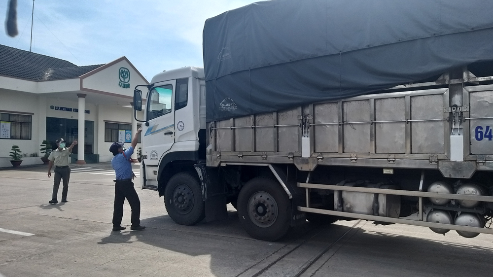 Một phương tiện đang chuẩn bị ni&ecirc;m phong cửa xe theo quy định trước khi di chuyển v&agrave;o nơi xếp dỡ h&agrave;ng.&nbsp;Ảnh: B&aacute;o Cần Thơ.