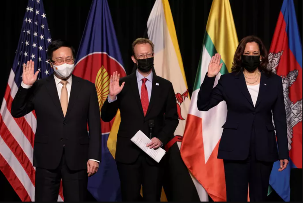 Từ trái sang phải: Phó Thủ tướng Chính phủ Phạm Bình Minh và Phó Tổng thống Mỹ Kamala Harris dự lễ khai trương -  Ảnh: Reuters
