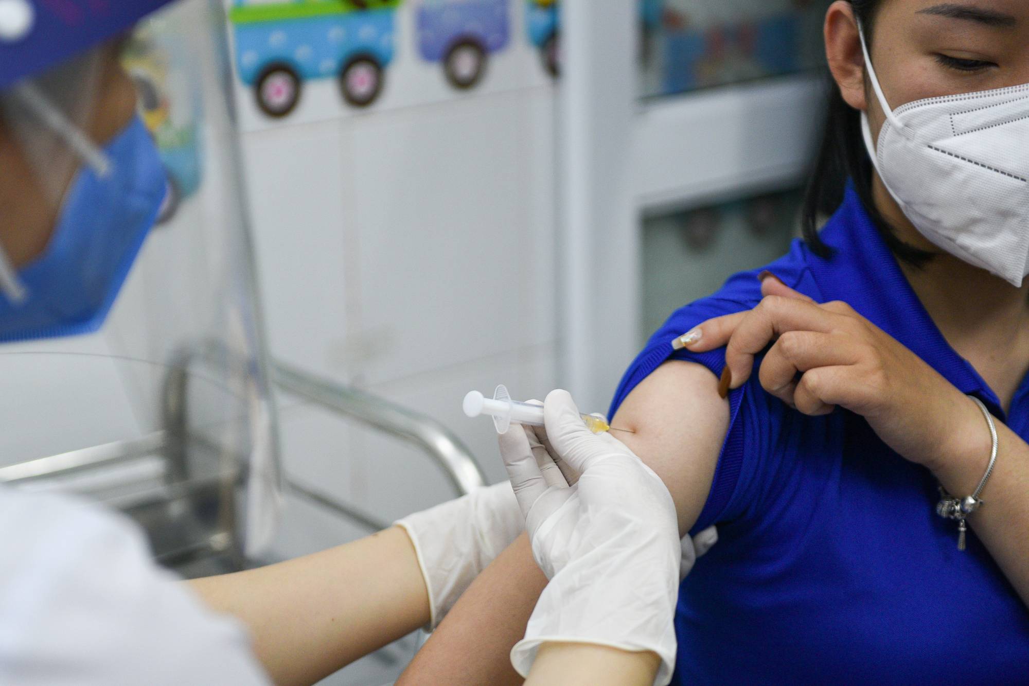 Tốc độ tiêm vaccine hiện tại của thế giới là 3,6 triệu liều/ngày - Ảnh: Japan Times