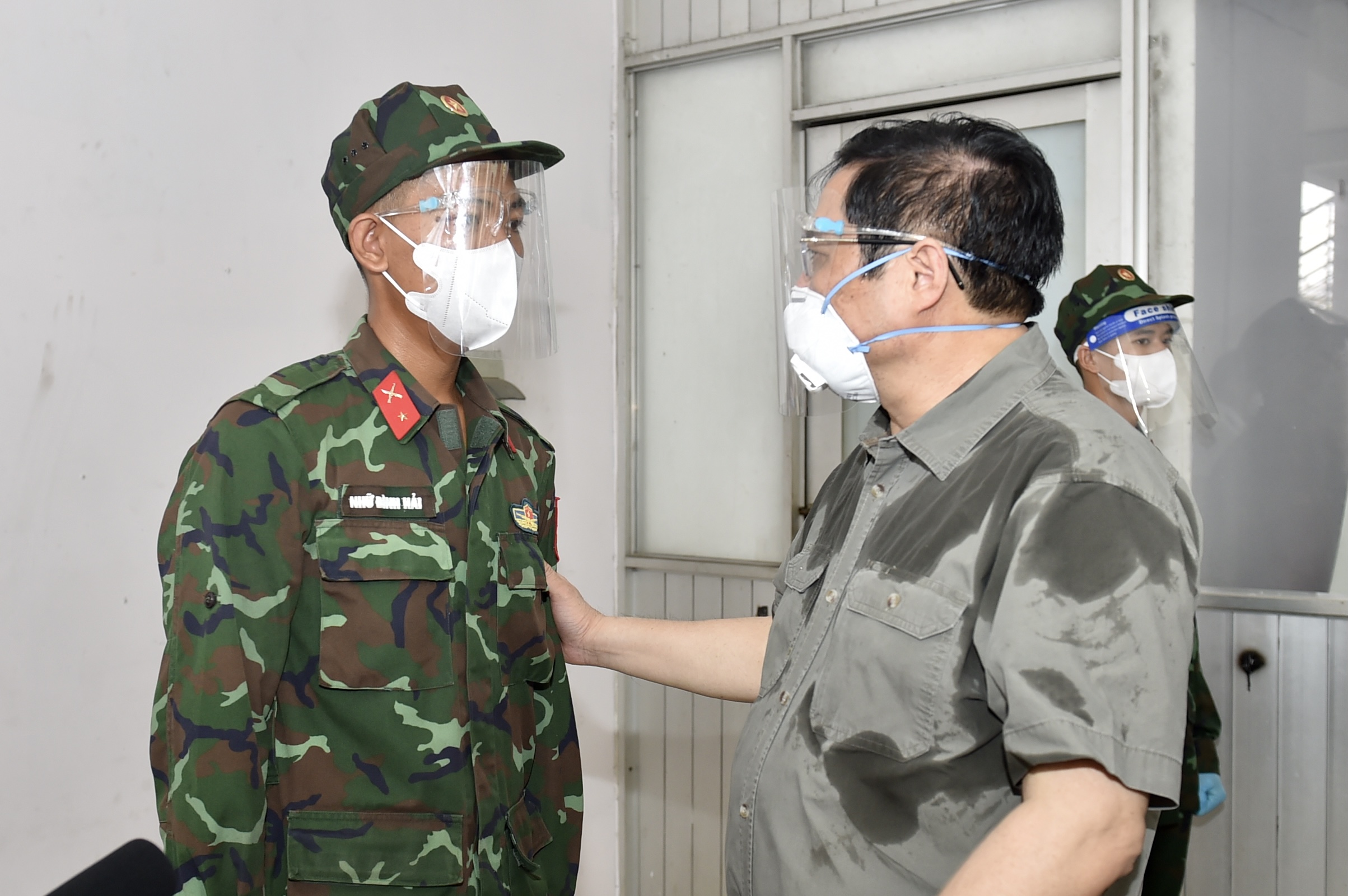 Thủ tướng động vi&ecirc;n chiến sĩ đang l&agrave;m nhiệm vụ. Ảnh: VGP.