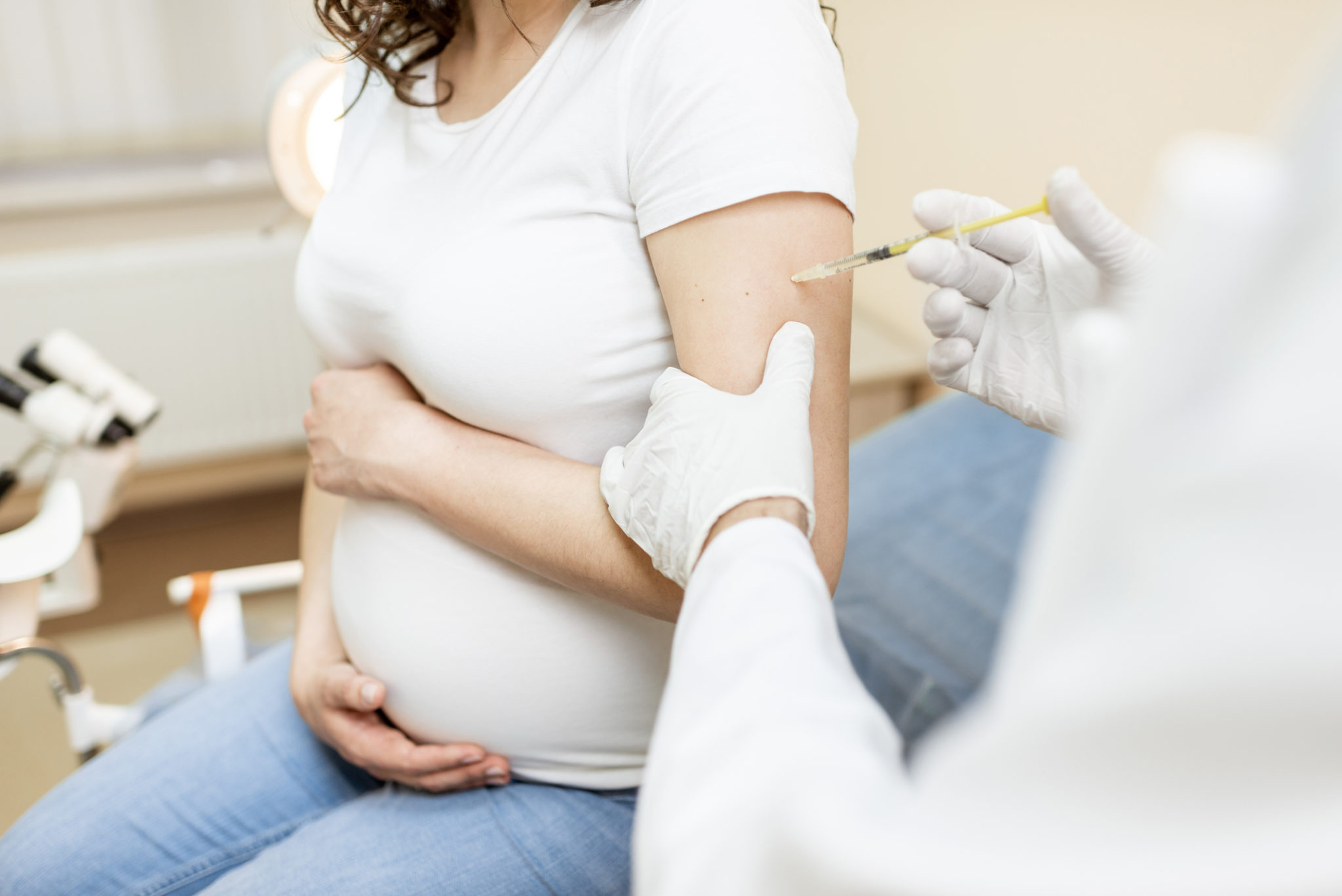Những kết quả nghi&ecirc;n cứu l&agrave; l&yacute; do thuyết phục để phụ nữ mang thai hoặc&nbsp;cho con b&uacute;&nbsp;ti&ecirc;m vaccine&nbsp;trước khi sinh.
