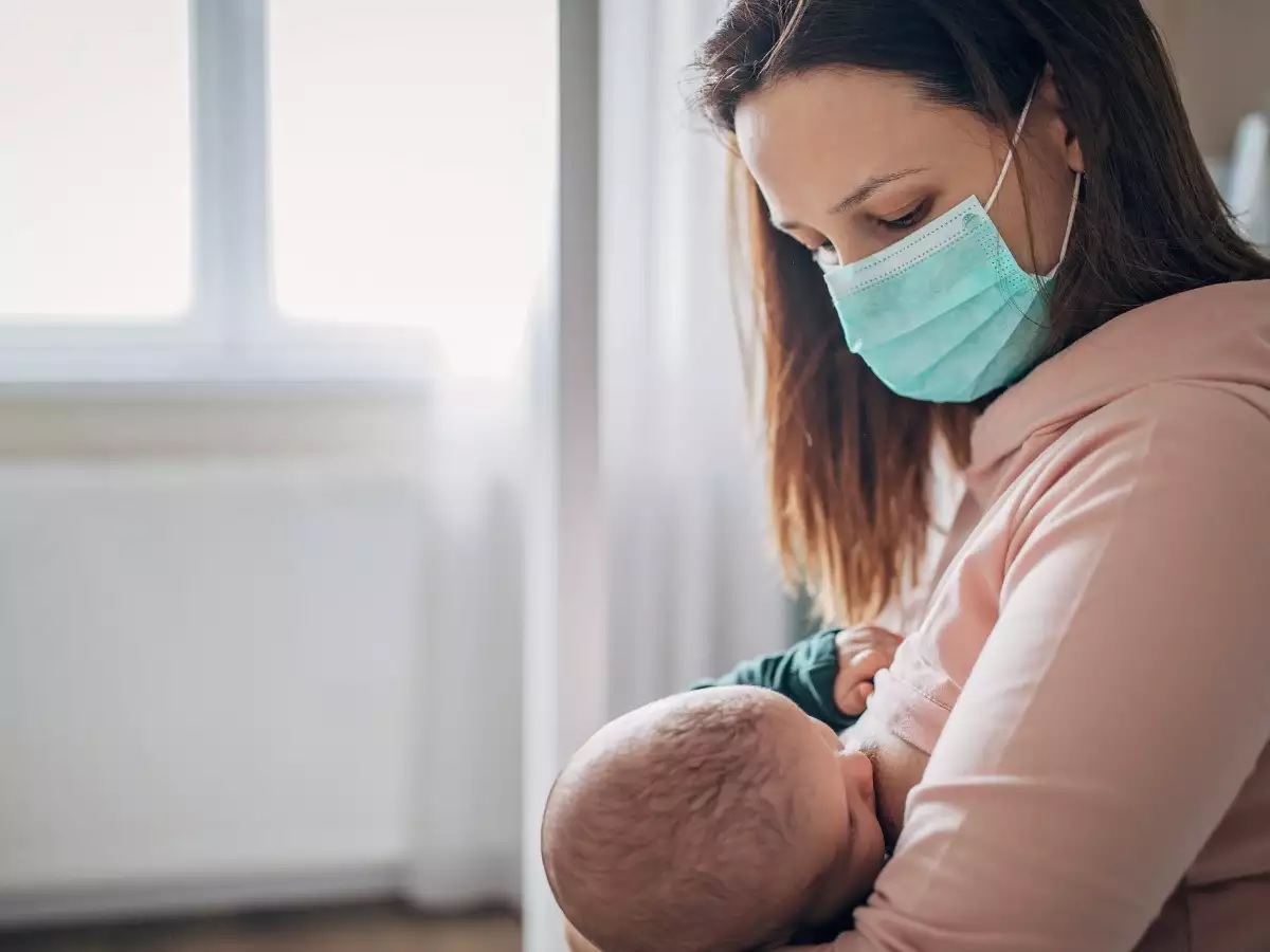 Kh&aacute;ng thể được tạo ra từ người mẹ sau khi ch&iacute;ch vaccine Covid-19 c&oacute; thể được truyền qua d&ograve;ng sữa n&agrave;y để đến được trẻ sơ sinh.