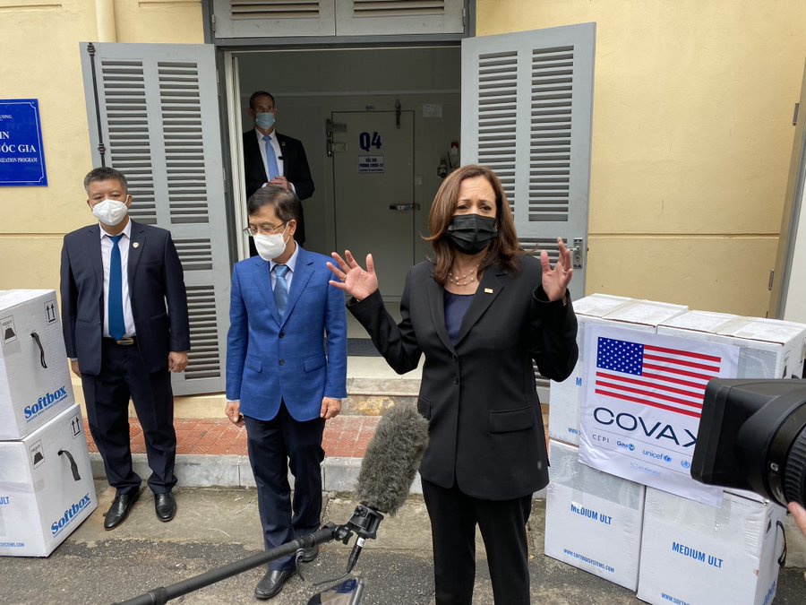 Phó Tổng thống Mỹ Kamala Harris thăm Viện Vệ sinh Dịch tễ Trung ương trưa ngày 26/8 - Ảnh: Twitter