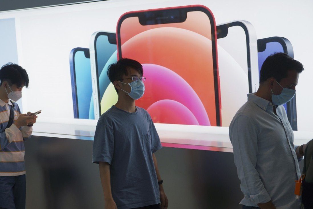 Foxconn trả thưởng hậu hĩnh để tuyển thêm 200.000 công nhân trong thời gian ngắn - Ảnh: SCMP