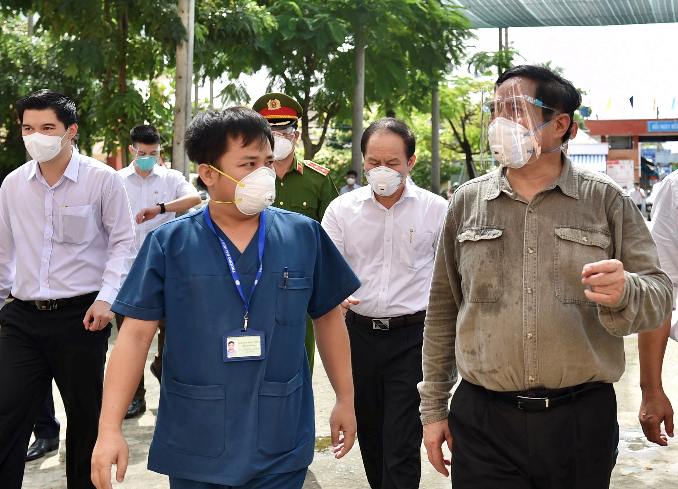 Thủ tướng đ&atilde; tới kiểm tra t&igrave;nh h&igrave;nh ứng trực của trạm y tế lưu động phường B&igrave;nh Chuẩn, một 