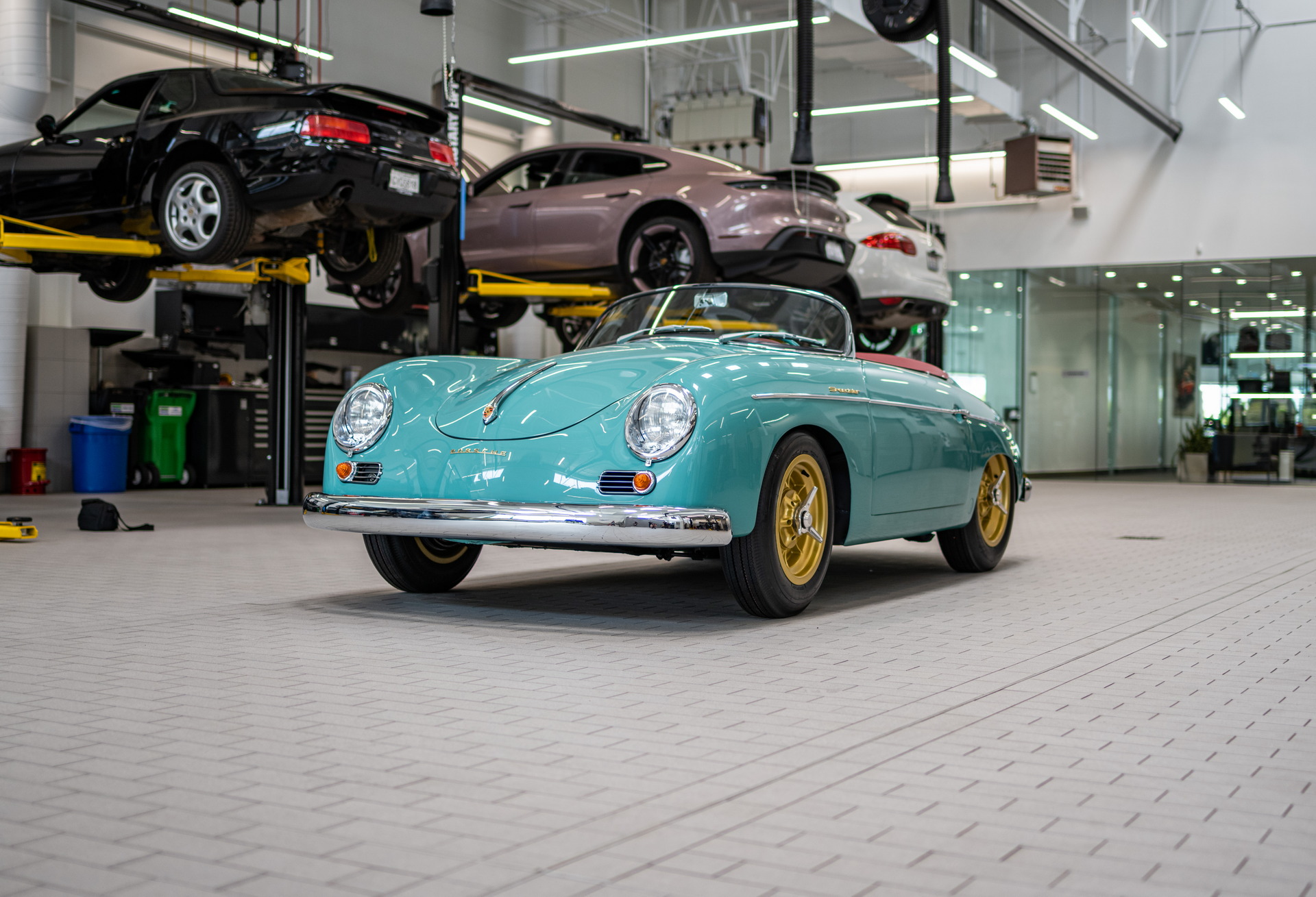 Sau khi mua lại, đại l&yacute; Porsche Santa Clarita đ&atilde; tiến h&agrave;nh đại tu lại chiếc&nbsp;xe cổ 356 mui mở mới cứng đến bất ngờ.