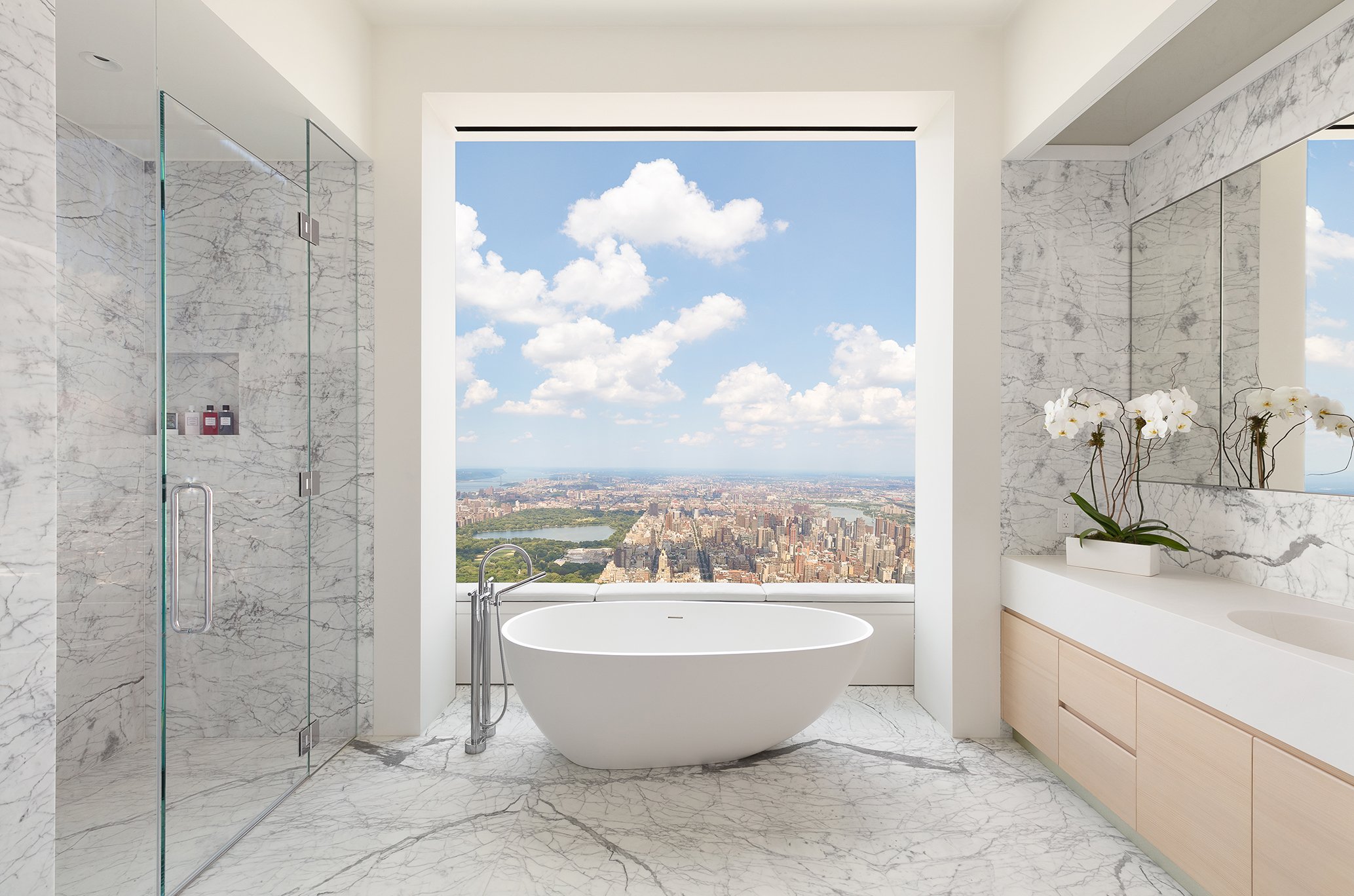 Ph&ograve;ng ngủ n&agrave;o cũng c&oacute; tầm nh&igrave;n tuyệt đẹp ra&nbsp;Manhattan.