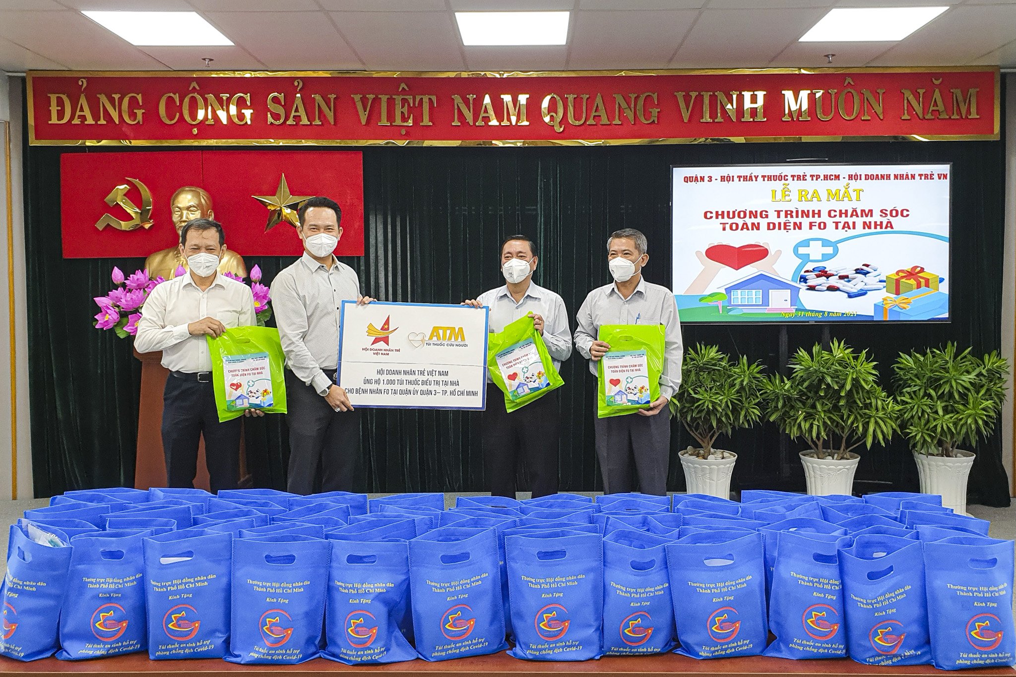 Hội Doanh nhân trẻ Việt Nam trao tặng 1.000 túi thuốc điều trị tại nhà cho bệnh nhân F0 tại quận 3, TP.HCM.