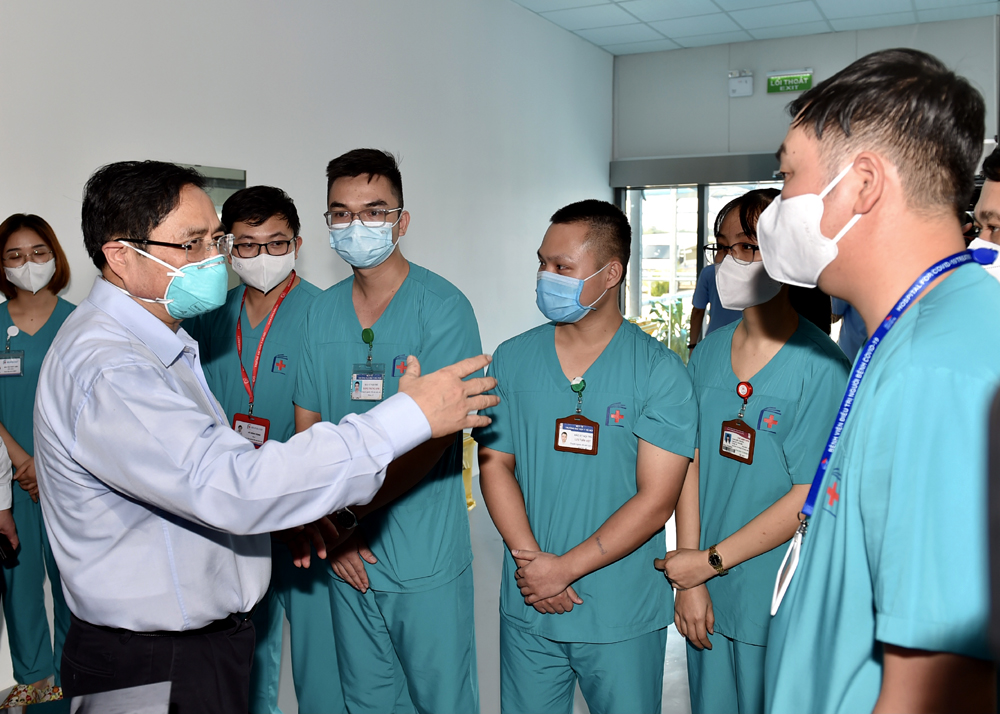 Thủ tướng n&oacute;i chuyện c&ugrave;ng c&aacute;c b&aacute;c sĩ tại bệnh viện.&nbsp;Bệnh viện điều trị người bệnh Covid-19&nbsp;sẽ huy động khoảng 1.000 nh&acirc;n vi&ecirc;n y tế trong đ&oacute; 272 b&aacute;c sĩ v&agrave; 680 điều dưỡng tới l&agrave;m việc.