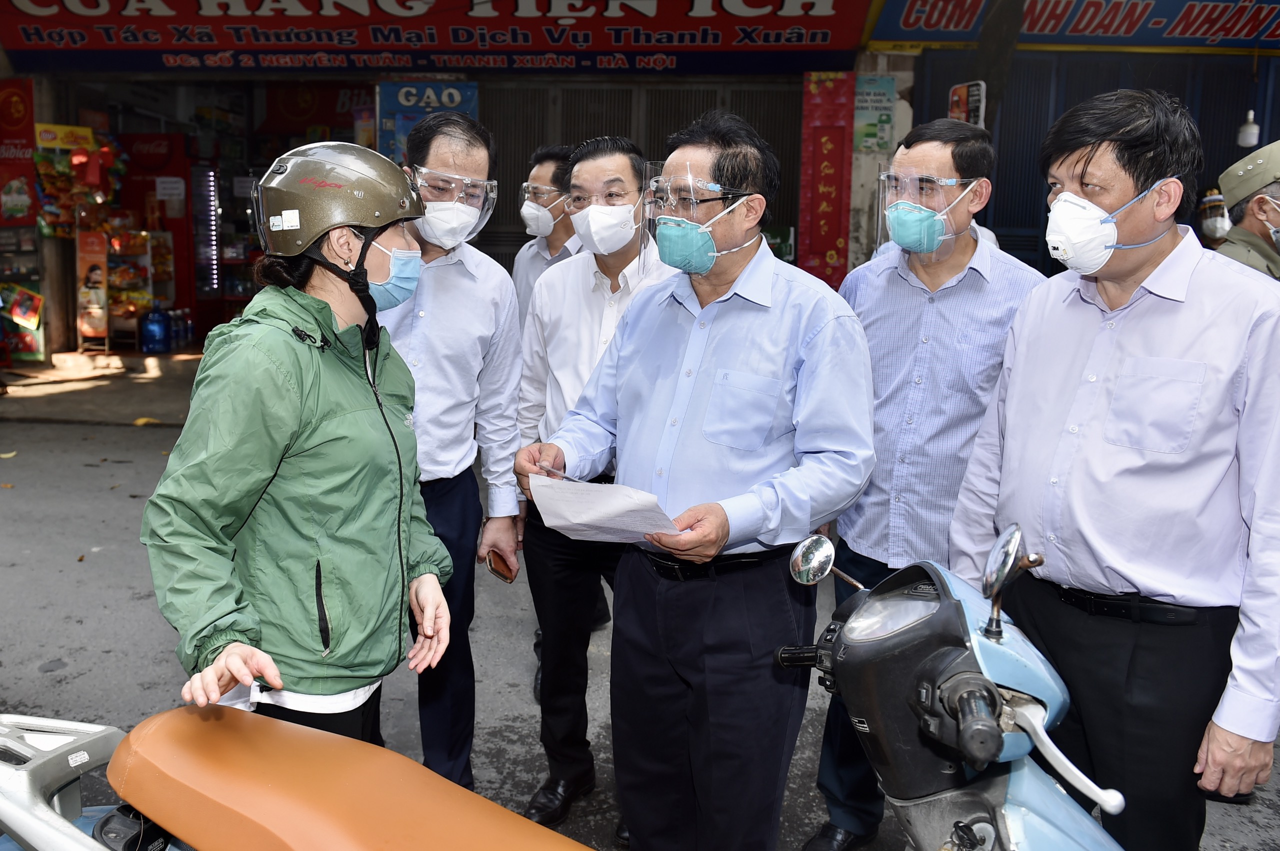 Tại đ&acirc;y,&nbsp;Thủ tướng trực tiếp trao đổi v&agrave; nắm t&igrave;nh h&igrave;nh với nhiều người d&acirc;n, trong đ&oacute; c&oacute; cả một shipper đang vận chuyển h&agrave;ng tr&ecirc;n đường.&nbsp;Ảnh: VGP.