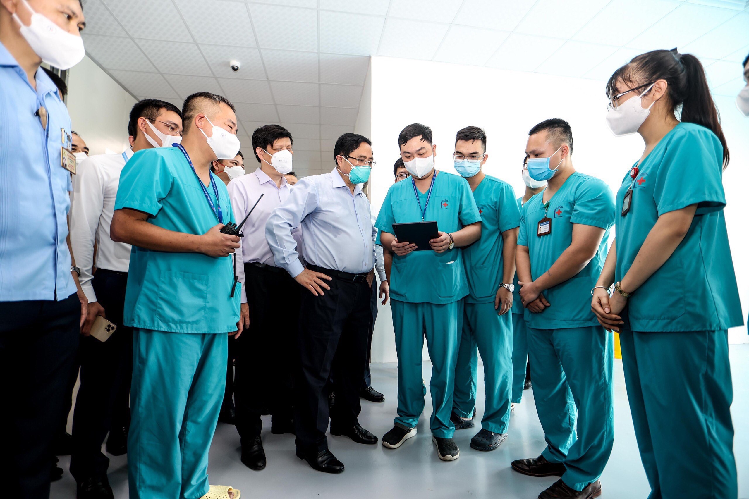 Thủ tướng Ch&iacute;nh phủ Phạm Minh Ch&iacute;nh đ&atilde; đến thăm v&agrave; khai trương Bệnh viện điều trị người bệnh Covid-19 với quy m&ocirc; 500 giường.