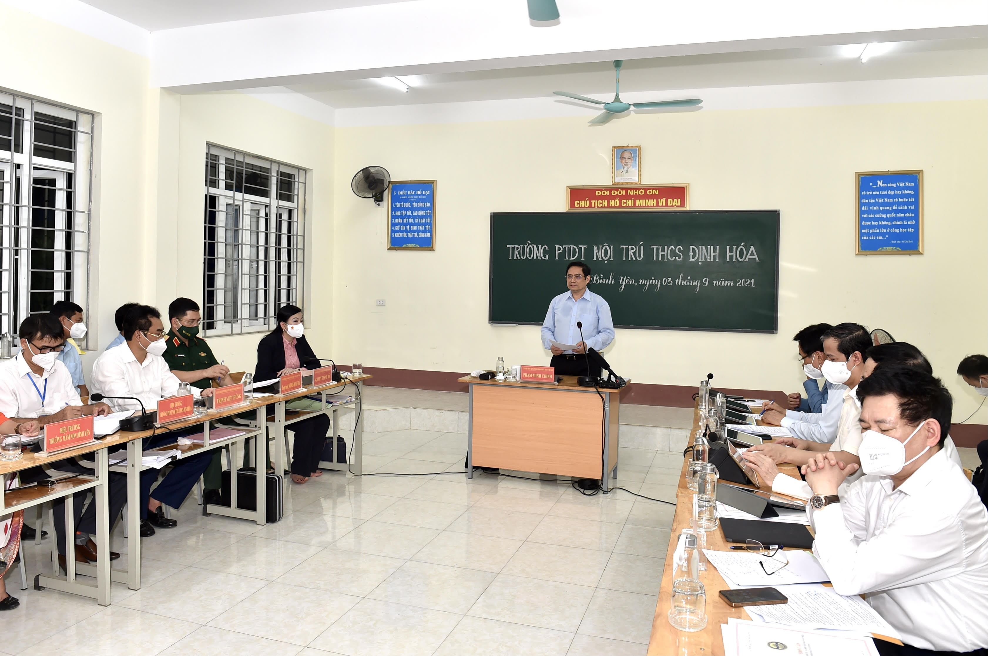 Ngay tại Trường Phổ th&ocirc;ng D&acirc;n tộc nội tr&uacute; THCS Định H&oacute;a, Thủ tướng đ&atilde; c&oacute; buổi l&agrave;m việc với l&atilde;nh đạo tỉnh Th&aacute;i Nguy&ecirc;n.