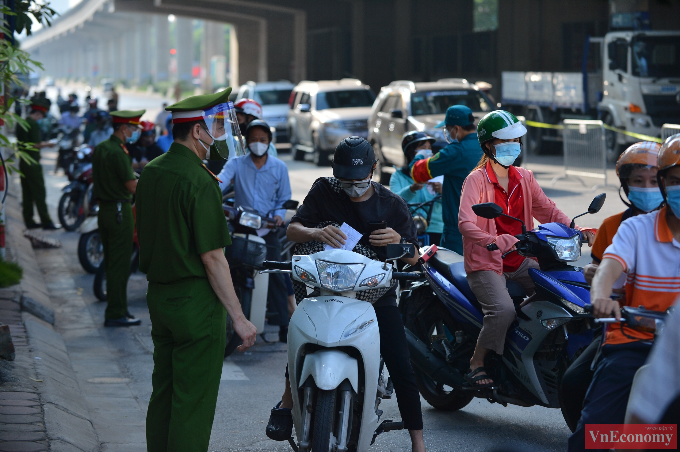 Tại c&aacute;c chốt kiểm so&aacute;t,&nbsp;lực lượng chức năng ph&acirc;n chia th&agrave;nh hai l&agrave;n đường, một cho xe m&aacute;y v&agrave; một cho &ocirc;t&ocirc; c&ugrave;ng xe luồng xanh.
