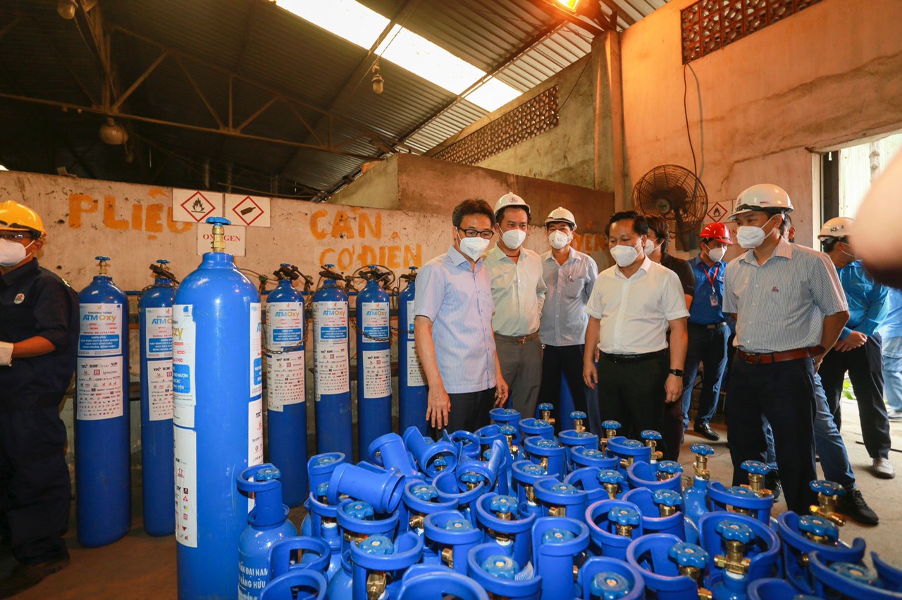Ph&oacute; Thủ tướng Vũ Đức Đam kiểm tra Trạm bơm oxy Thủ Đức.