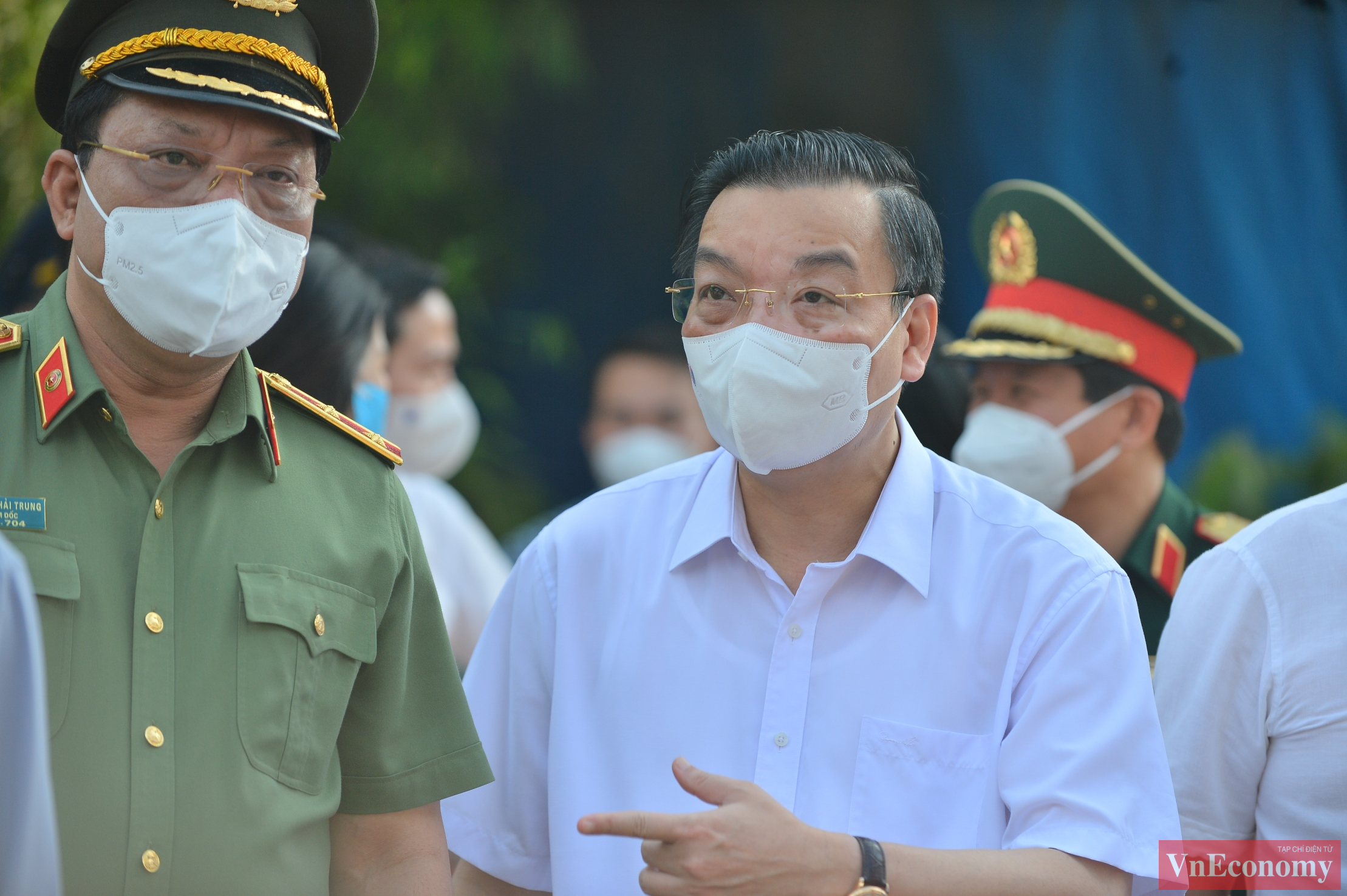 L&atilde;nh đạo th&agrave;nh phố H&agrave; Nội đ&atilde; trực tiếp thị s&aacute;t điểm lập chốt kiểm so&aacute;t v&ugrave;ng 1 tr&ecirc;n đường 32 địa phận quận Nam Từ Li&ecirc;m. Đ&acirc;y l&agrave; tuyến đường huyết mạch đi từ c&aacute;c huyện ph&iacute;a t&acirc;y như Ho&agrave;i Đức, Ph&uacute;c Thọ... hướng về quận Cầu Giấy.