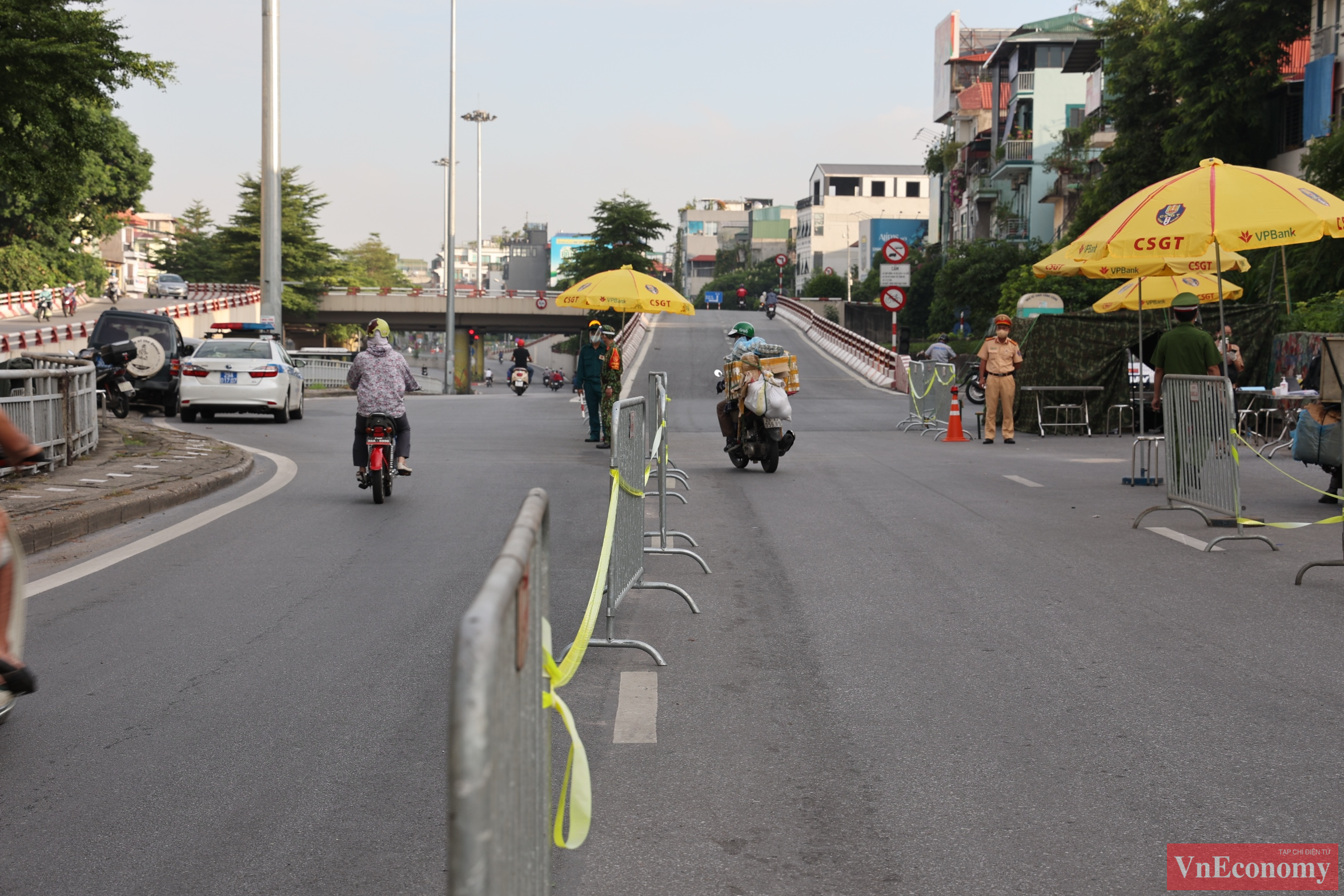 Với việc bố tr&iacute; lực lượng v&agrave; ph&acirc;n l&agrave;n kiểm tra r&otilde; r&agrave;ng, giao th&ocirc;ng tại chốt kiểm so&aacute;t dịch Trần Nhật Duật - Chợ Gạo kh&ocirc;ng xảy ra t&igrave;nh trạng &ugrave;n ứ d&ugrave; trong khung giờ s&aacute;ng, đ&ocirc;ng đ&uacute;c phương tiện di chuyển đi l&agrave;m buổi s&aacute;ng.
