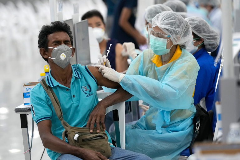 Thái Lan đang đẩy mạnh chiến dịch tiêm chủng ngừa Covid-19 - Ảnh: Reuters.