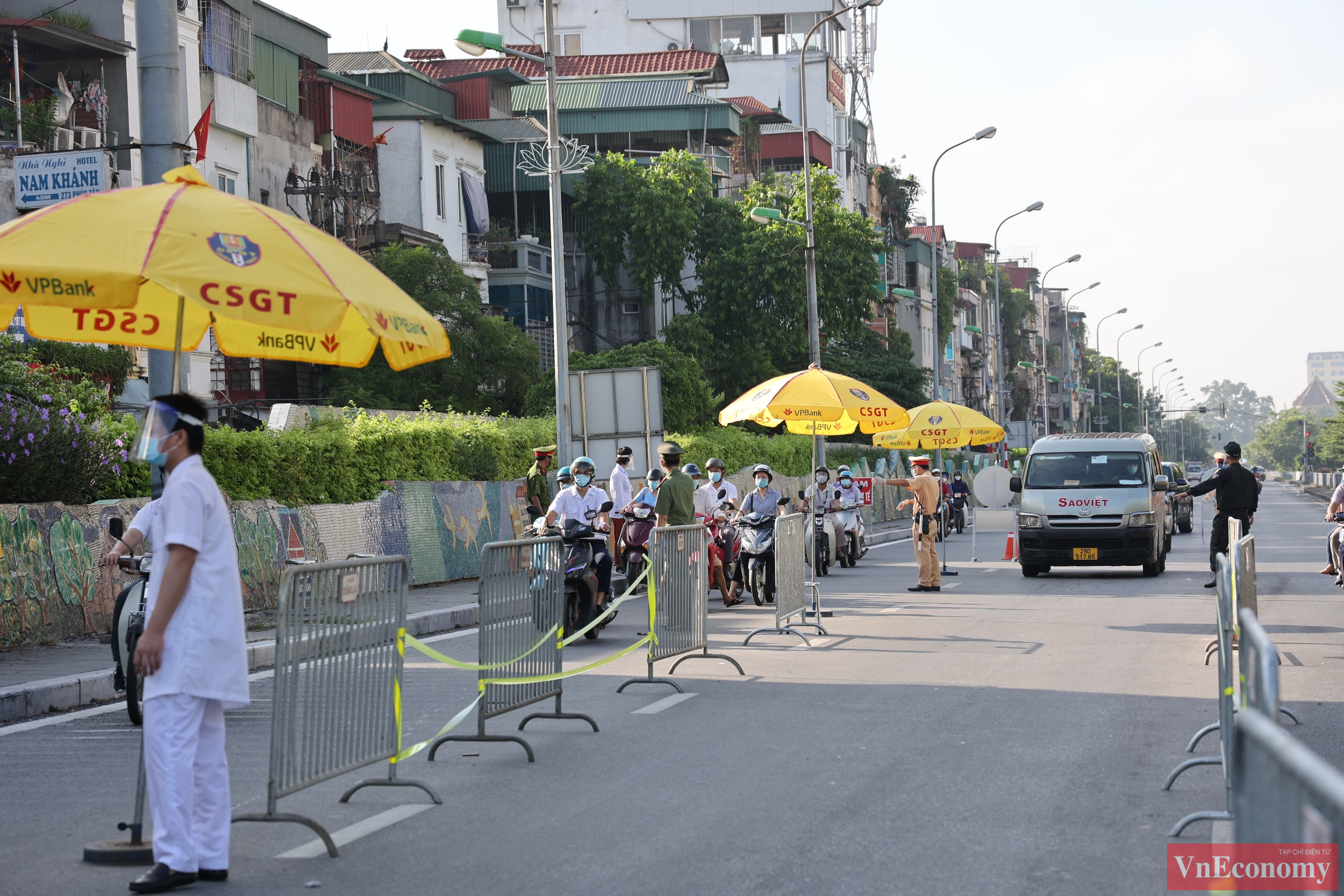 Tại chốt kiểm so&aacute;t cầu Chương Dương hướng đi Y&ecirc;n Phụ, lượng phương tiện thưa vắng hơn. Người d&acirc;n nghi&ecirc;m chỉnh chấp h&agrave;nh c&aacute;c bước: kiểm tra giấy tờ, đo th&acirc;n nhiệt...