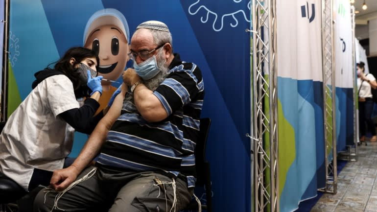 Ti&ecirc;m vaccine Covid-19 tại&nbsp;Jerusalem, Israel v&agrave;o giữa th&aacute;ng 8/2021 - Ảnh: Reuters