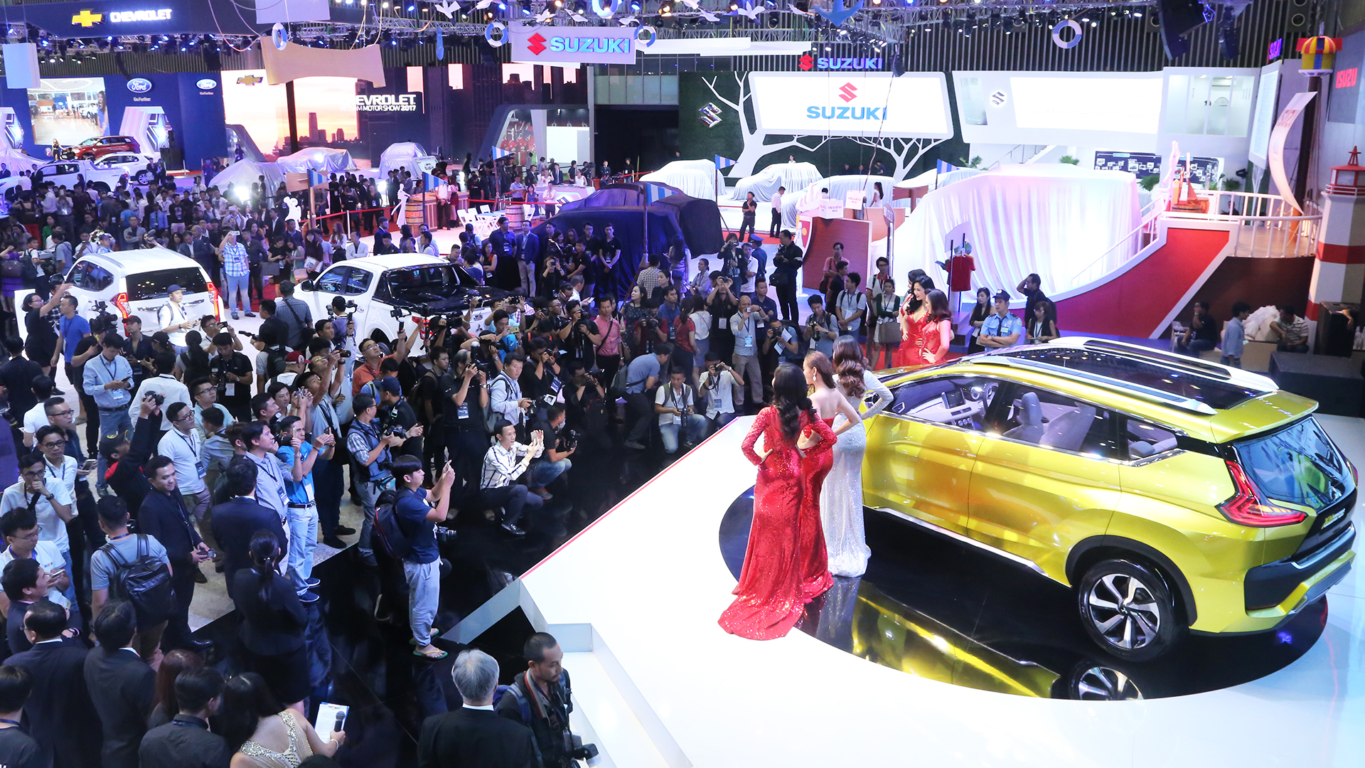 Kh&ocirc;ng gian s&ocirc;i động tại kỳ triển l&atilde;m Vietnam Motor Show 2018.