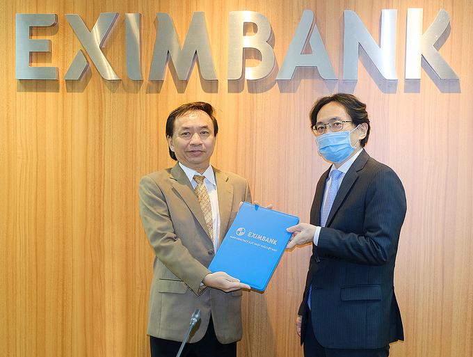 Chủ tịch Eximbank trao quyết định bổ nhiệm vị trí Tổng giám đốc cho ông Trần Tấn Lộc (bên trái)
