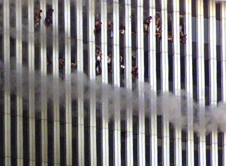 Những người b&ecirc;n trong t&ograve;a th&aacute;p của WTC nh&igrave;n ra từ t&ograve;a nh&agrave; đang ch&aacute;y - Ảnh: Reuters