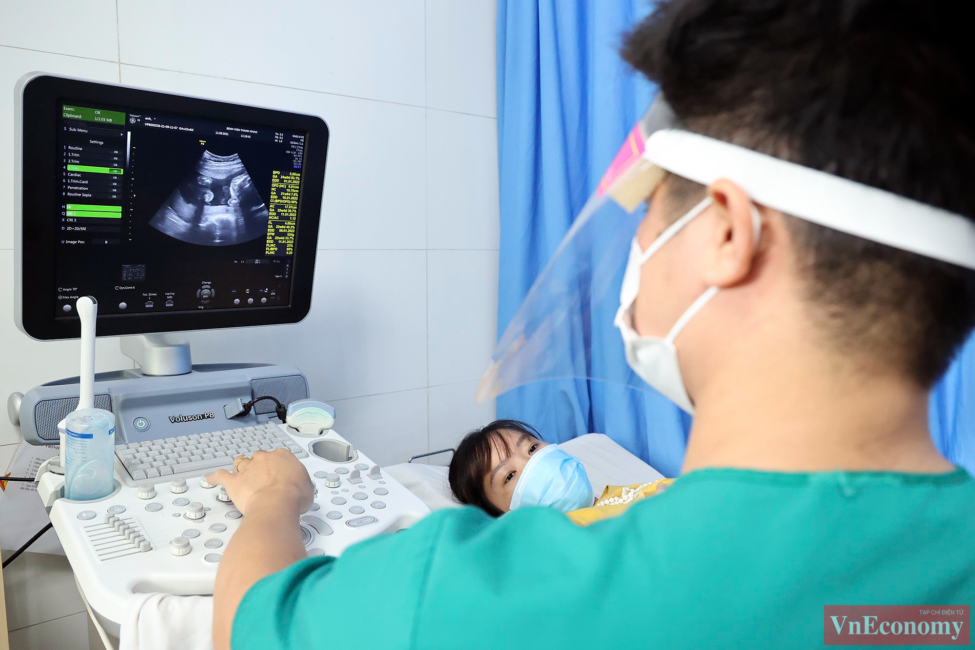 C&aacute;c sản phụ sẽ được kh&aacute;m thai v&agrave; kiểm tra thai trước khi ti&ecirc;m. Những bất thường về thai nhi, nước ối, huyết &aacute;p cao&hellip; phải điều trị trước, ổn định mới ti&ecirc;m vaccine.