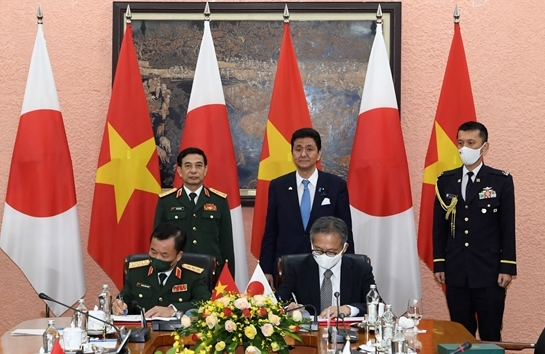 Hai Bộ trưởng&nbsp;chứng ki&ecirc;́n l&ecirc;̃ ký Thỏa thu&acirc;̣n chuy&ecirc;̉n giao thiết bị v&agrave; c&ocirc;ng ngh&ecirc;̣ qu&ocirc;́c phòng Vi&ecirc;̣t Nam - Nh&acirc;̣t Bản - Ảnh: VGP