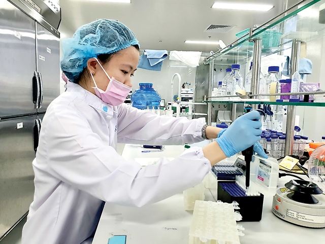 Vaccine khan hiếm, khó tiêm dịch vụ