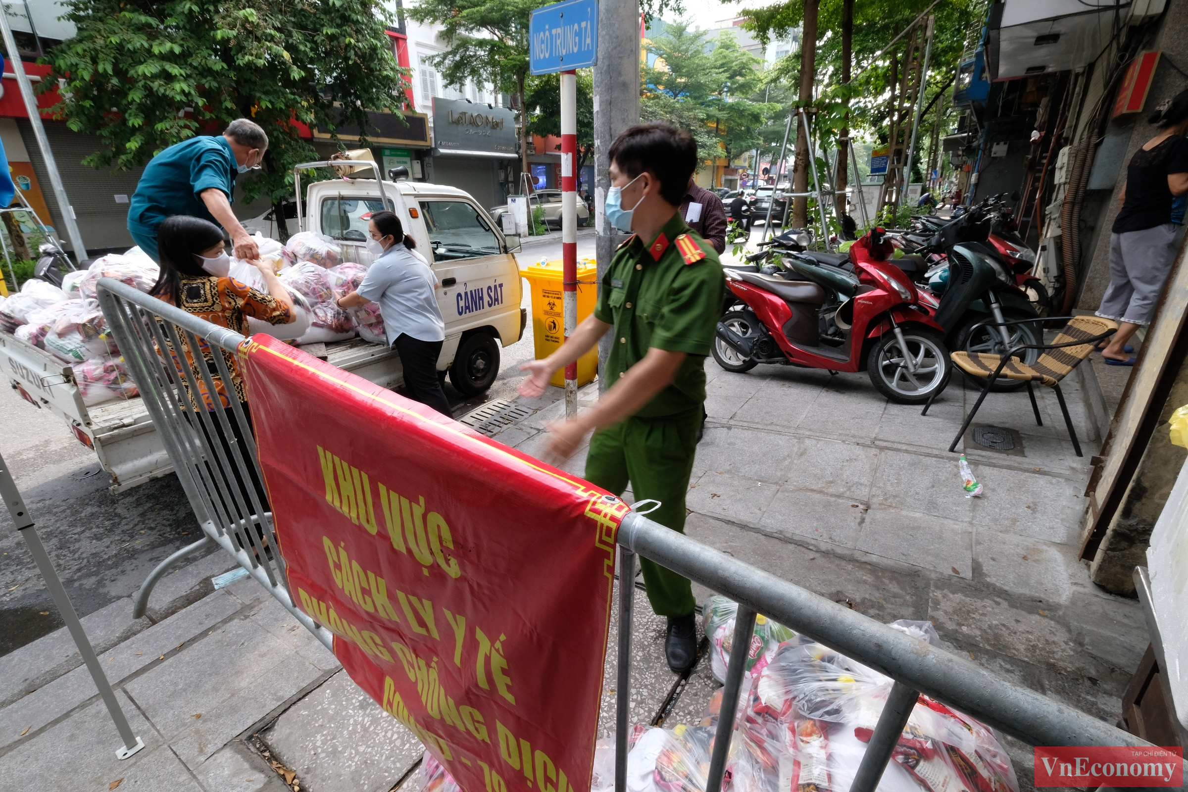 Trong ng&agrave;y h&ocirc;m nay (15/9), ch&iacute;nh quyền tổ chức trao tặng 410 suất qu&agrave; đến cho to&agrave;n bộ c&aacute;c hộ d&acirc;n trong khu vực phong tỏa c&aacute;ch ly ở ng&otilde; Trung Tả v&agrave; ng&otilde; Hồ Văn Chương.