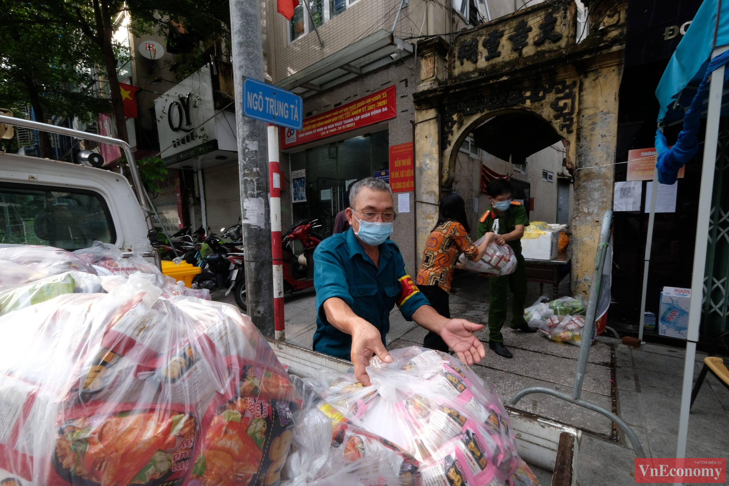 Dự kiến cứ 3 ng&agrave;y một lần, phường sẽ tổ chức ph&aacute;t nhu yếu phẩm miễn ph&iacute; cho người d&acirc;n. Số nhu yếu phẩm tr&ecirc;n xuất ph&aacute;t từ sự ủng hộ của c&aacute;c PG88 Link Dễ Nhớ Pg88.com, c&aacute;c nh&agrave; hảo t&acirc;m.