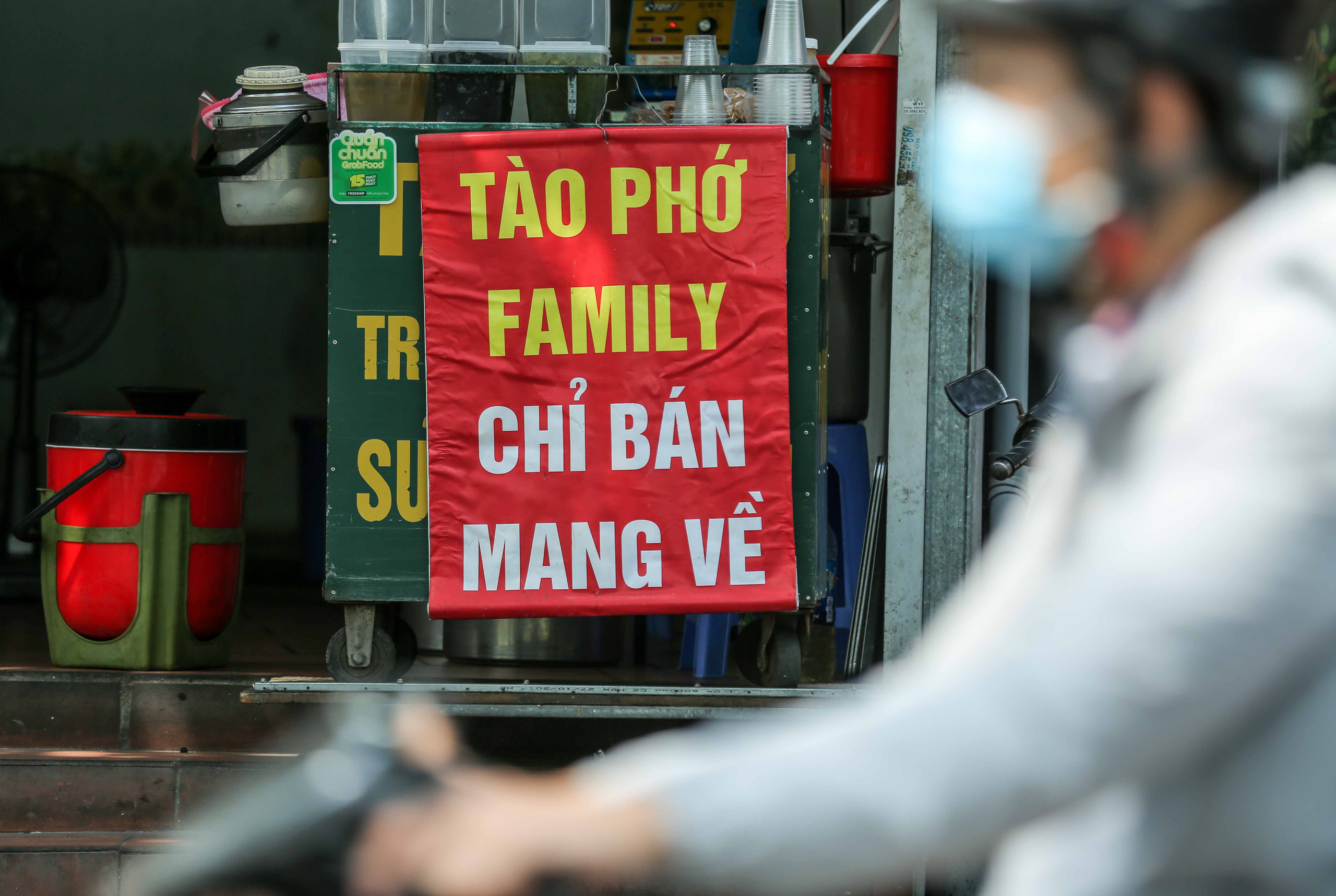 Hà Nội cho phép nhiều quận, huyện được mở hàng quán bán mang về  