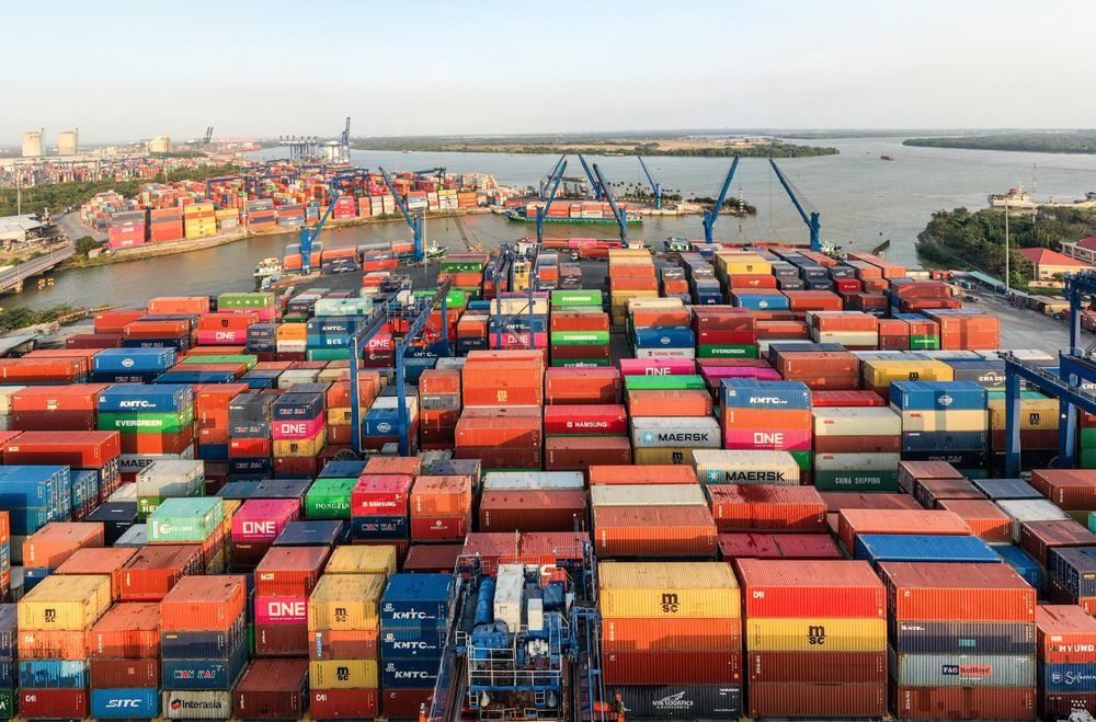 Cảng Cát Lái, TP. Hồ Chí Minh quá tải hàng tồn kho nhưng nguồn nhân lực thiếu hụt 50% cuối tháng 7 vừa qua.