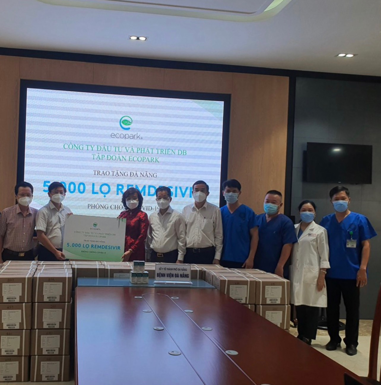 Chủ tịch v&agrave; B&iacute; thư Th&agrave;nh phố Đ&agrave; Nẵng nhận thuốc do Ecopark trao tặng.
