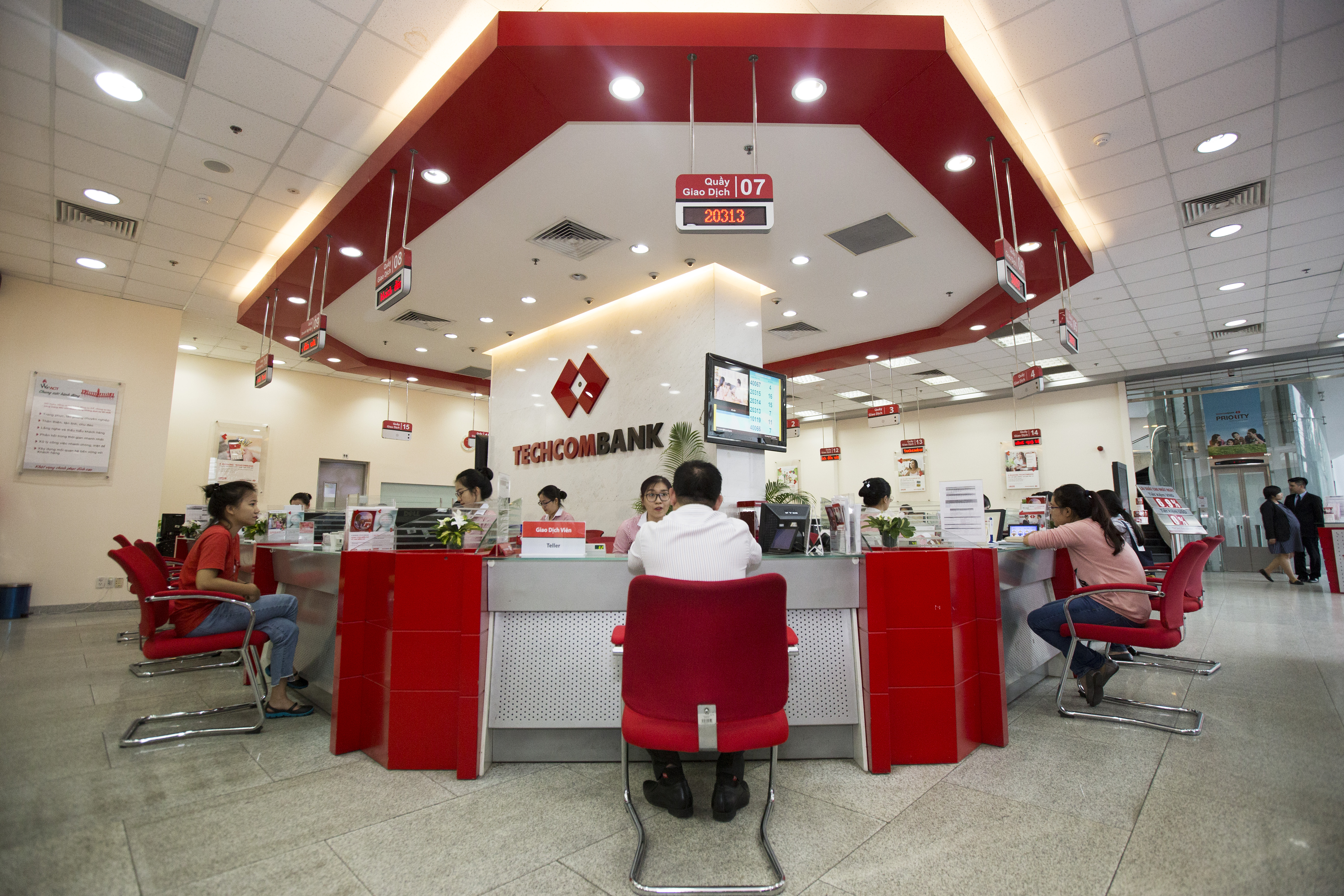 Khách hàng giao dịch tại Techcombank.