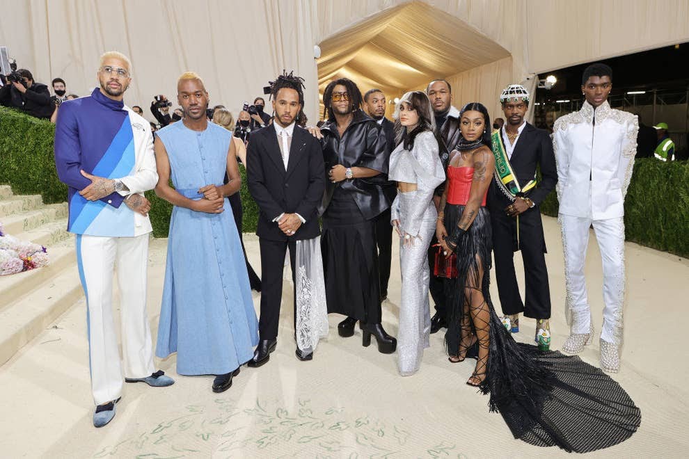 Từ tr&aacute;i sang:&nbsp;Hậu vệ Miles Chamley-Watson, nh&agrave; thiết kế Kenneth Nicholson, tay đua F1 Lewis Hamilton, stylist Law Roach, ca sĩ Kehlani, nh&agrave; thiết kế Jason Rembert, vận động vi&ecirc;n điền kinh Sha'Carri Richardson, nh&agrave; thiết kế Edvin Thompson v&agrave; người mẫu Alton Mason tại sự kiện Met Gala 2021.