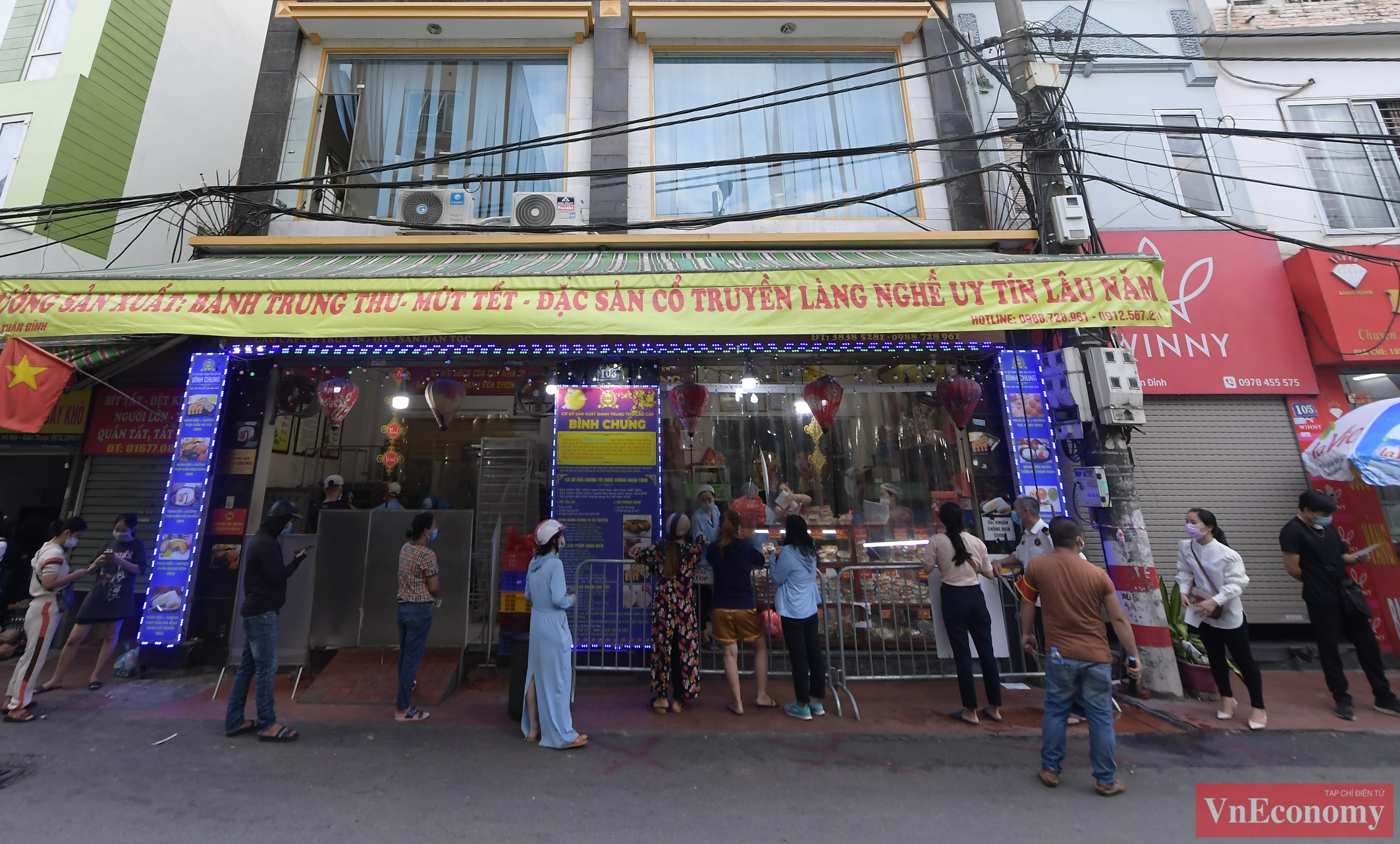 Những ng&agrave;y n&agrave;y,&nbsp;kh&aacute; đ&ocirc;ng người d&acirc;n xếp h&agrave;ng d&agrave;i tại cơ sở b&aacute;nh trung thu tr&ecirc;n đường Xu&acirc;n Đỉnh để mua c&aacute;c sản phẩm b&aacute;nh truyền thống phục vụ cho ng&agrave;y Rằm th&aacute;ng 8.