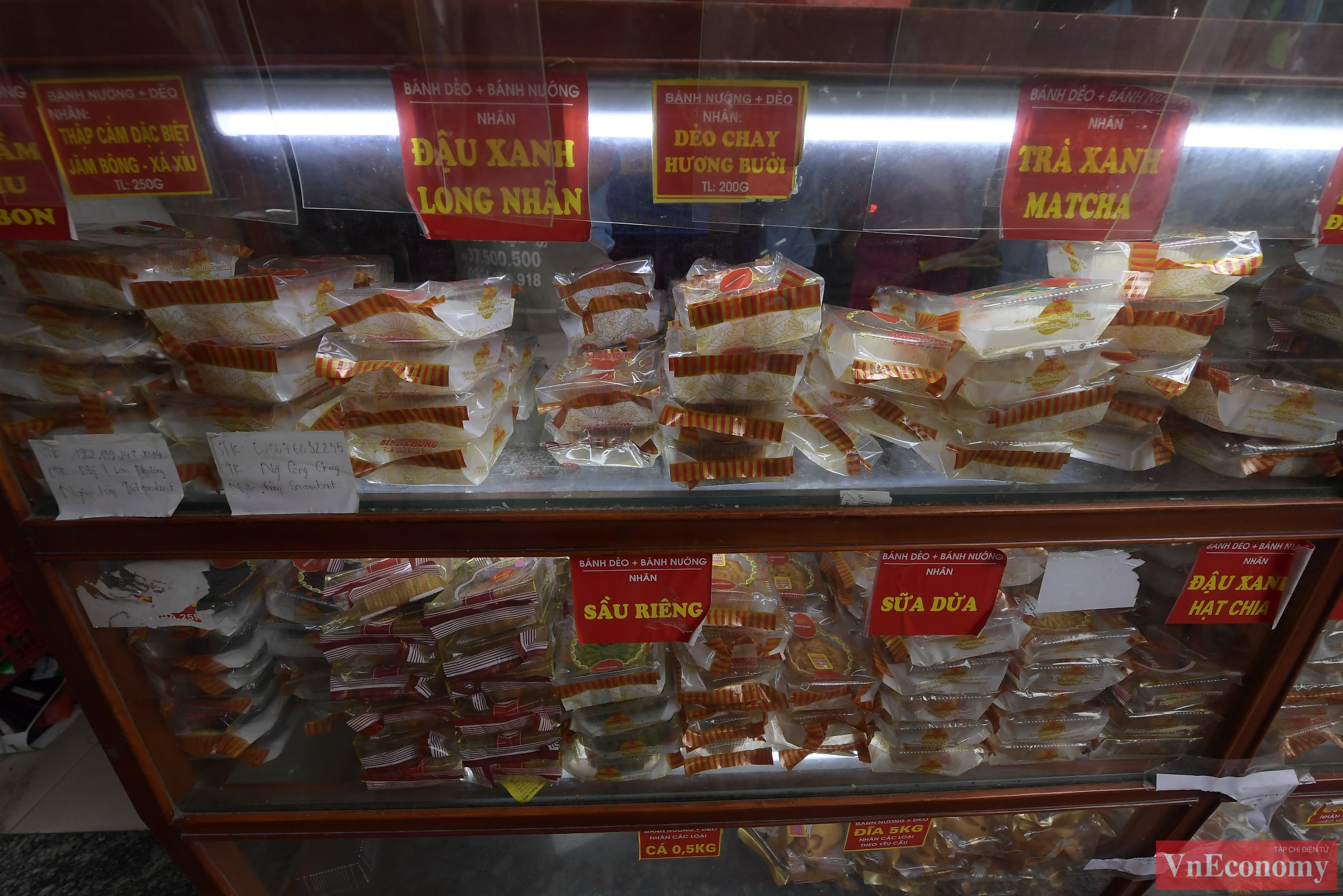 Người d&acirc;n xem menu danh s&aacute;ch c&aacute;c loại b&aacute;nh của cửa h&agrave;ng v&agrave; ghi những th&ocirc;ng tin từng loại b&aacute;nh cần mua, số lượng... v&agrave;o phiếu v&agrave; bỏ lại trong gi&aacute; đựng rồi đợi đến lượt nhận b&aacute;nh.