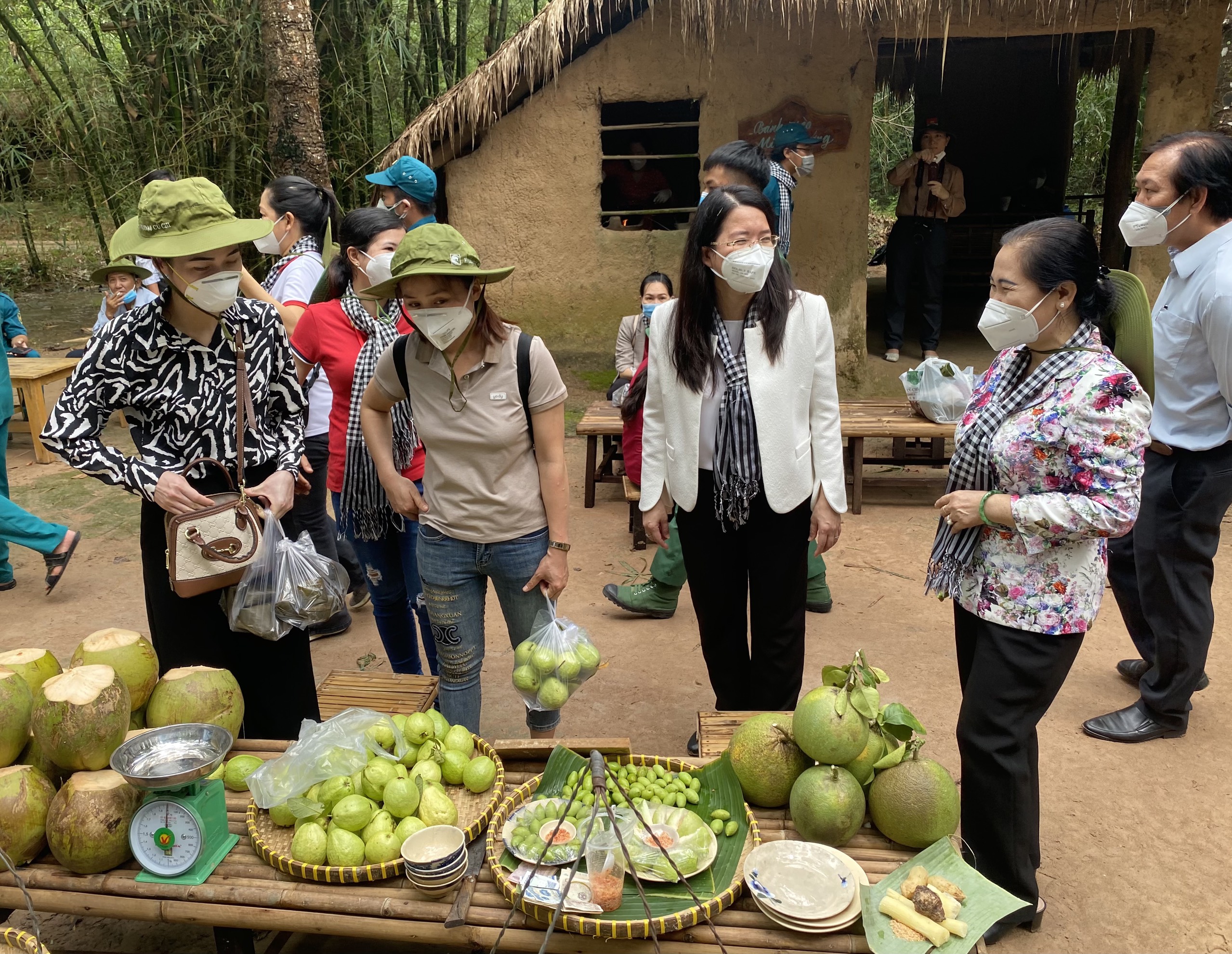B&agrave; Nguyễn Thị Lệ, Ph&oacute; B&iacute; thư Th&agrave;nh uỷ/ Chủ tịch Hội đồng nh&acirc;n d&acirc;n Th&agrave;nh phố (b&igrave;a phải) v&agrave; B&agrave; Nguyễn Thị &Aacute;nh Hoa, Gi&aacute;m đốc Sở Du lịch TP.HCM (&aacute;o trắng) c&ugrave;ng đo&agrave;n tham quan chợ d&atilde; chiến tại huyện Củ Chi.