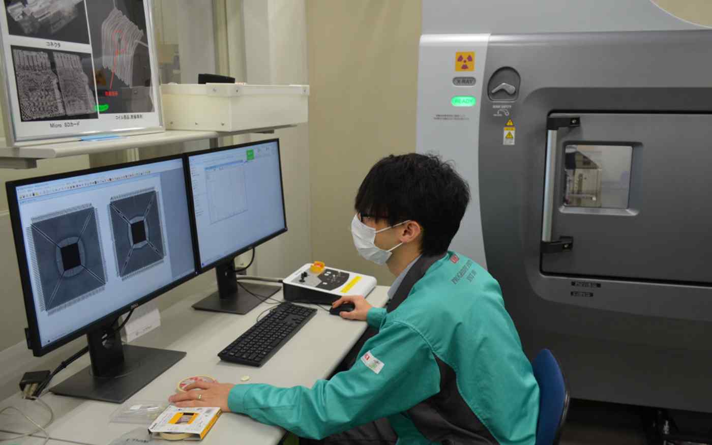 Một kỹ sư tại Oki Engineering đang kiểm tra t&iacute;nh x&aacute;c thực của con chip - Ảnh: Nikkei Asia