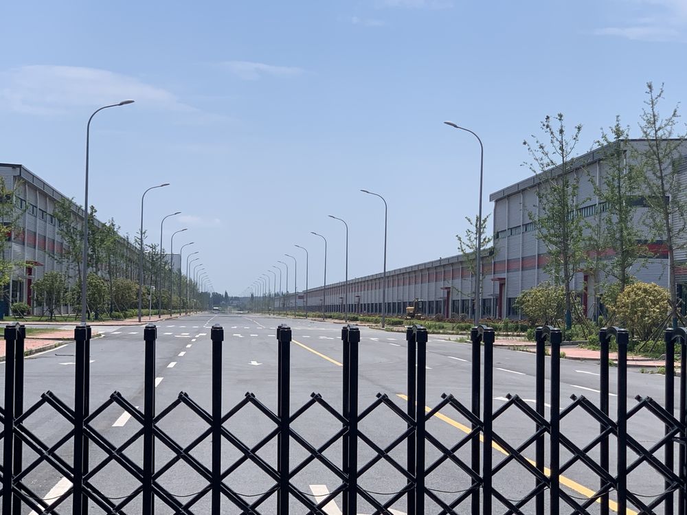 B&ecirc;n ngo&agrave;i nh&agrave; m&aacute;y của Yinlong New Energy tại Nam Kinh. Ảnh: Bloomberg.
