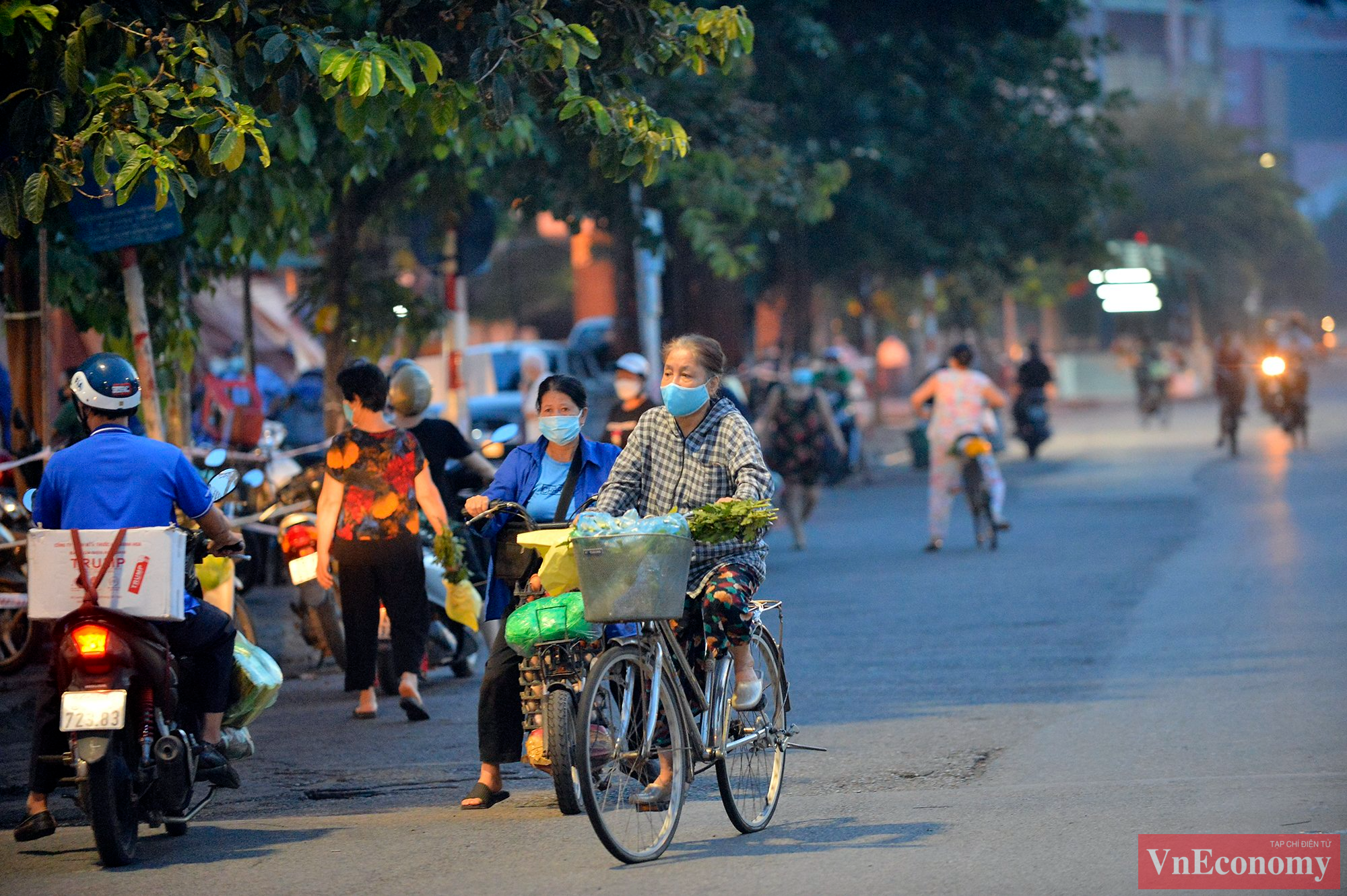 H&agrave; Nội &aacute;p dụng Chỉ thị 15, người d&acirc;n được ra đường, v&igrave; thế c&aacute;c khu chợ h&ocirc;m nay đ&ocirc;ng hơn những ng&agrave;y trước rất nhiều. Cả người d&acirc;n v&agrave; tiểu thương đều rất phấn chấn khi cuộc sống trở lại b&igrave;nh thường.