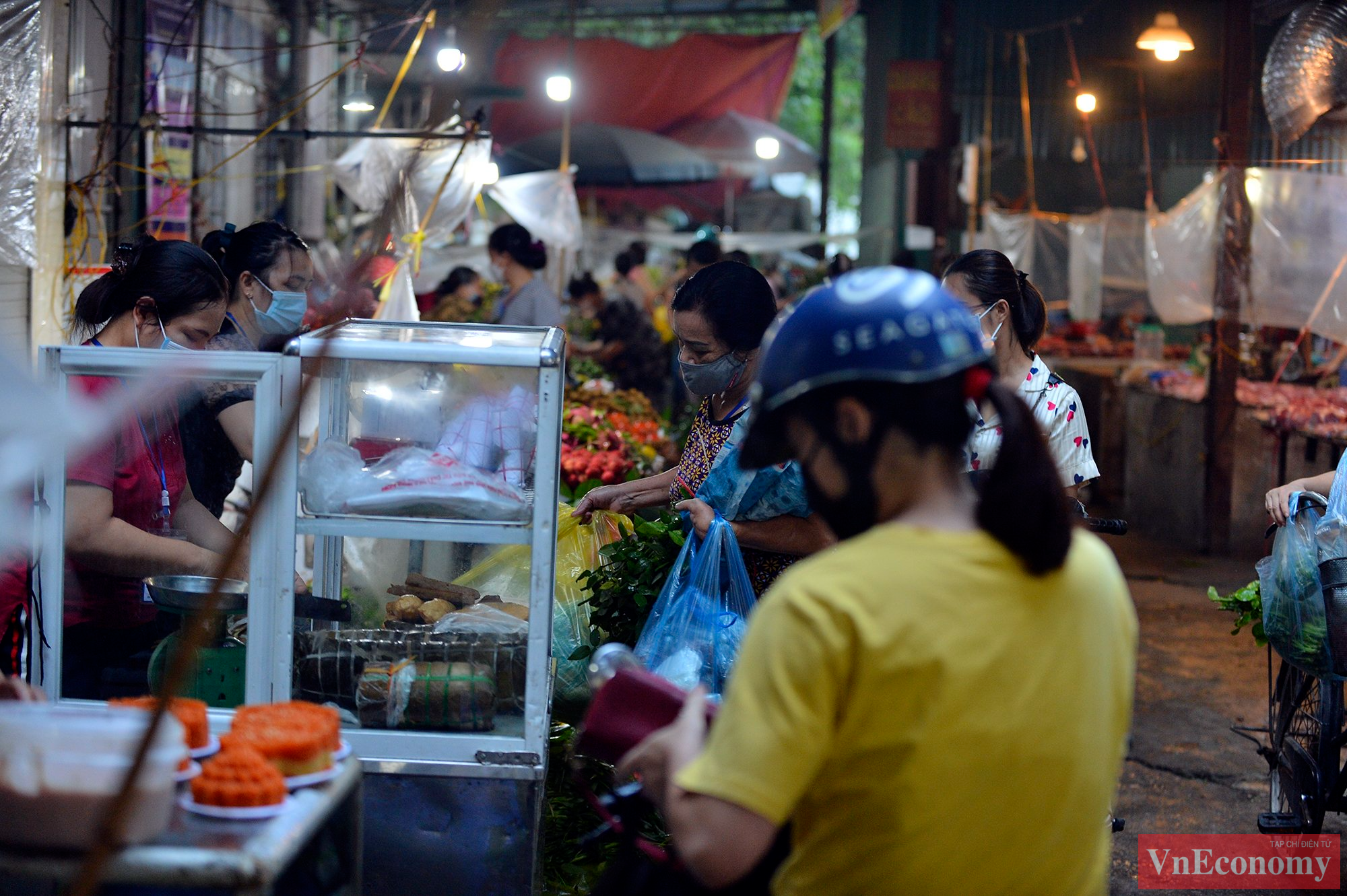H&ocirc;m nay l&agrave; ng&agrave;y Rằm th&aacute;ng T&aacute;m, v&igrave; vậy những quầy h&agrave;ng b&aacute;n hoa quả tươi, gi&ograve; chả, x&ocirc;i ch&egrave;... đều mở cửa sớm để phục vụ người d&acirc;n mua về c&uacute;ng lễ.